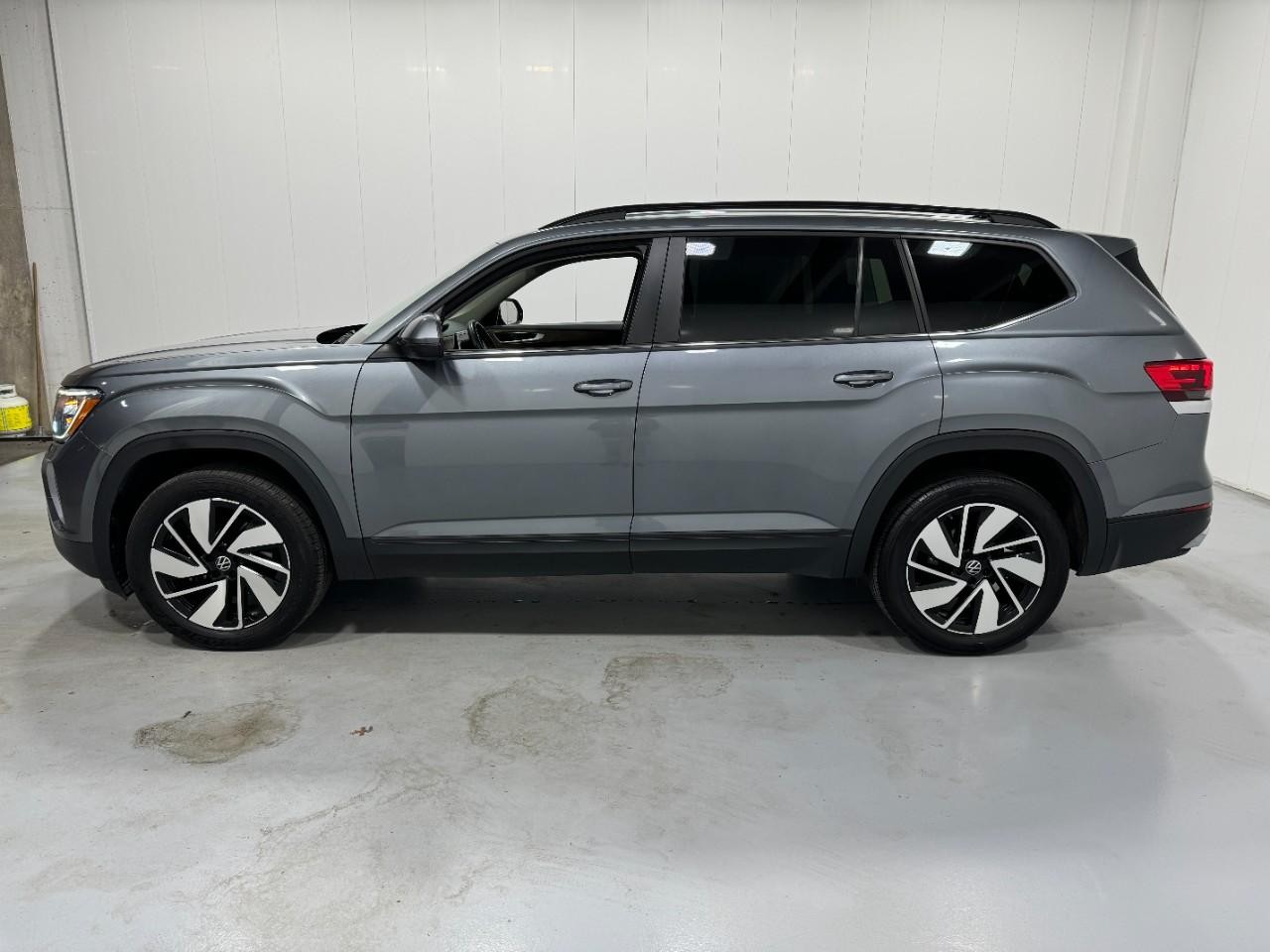 Volkswagen Atlas Vehicle Full-screen Gallery Image 2