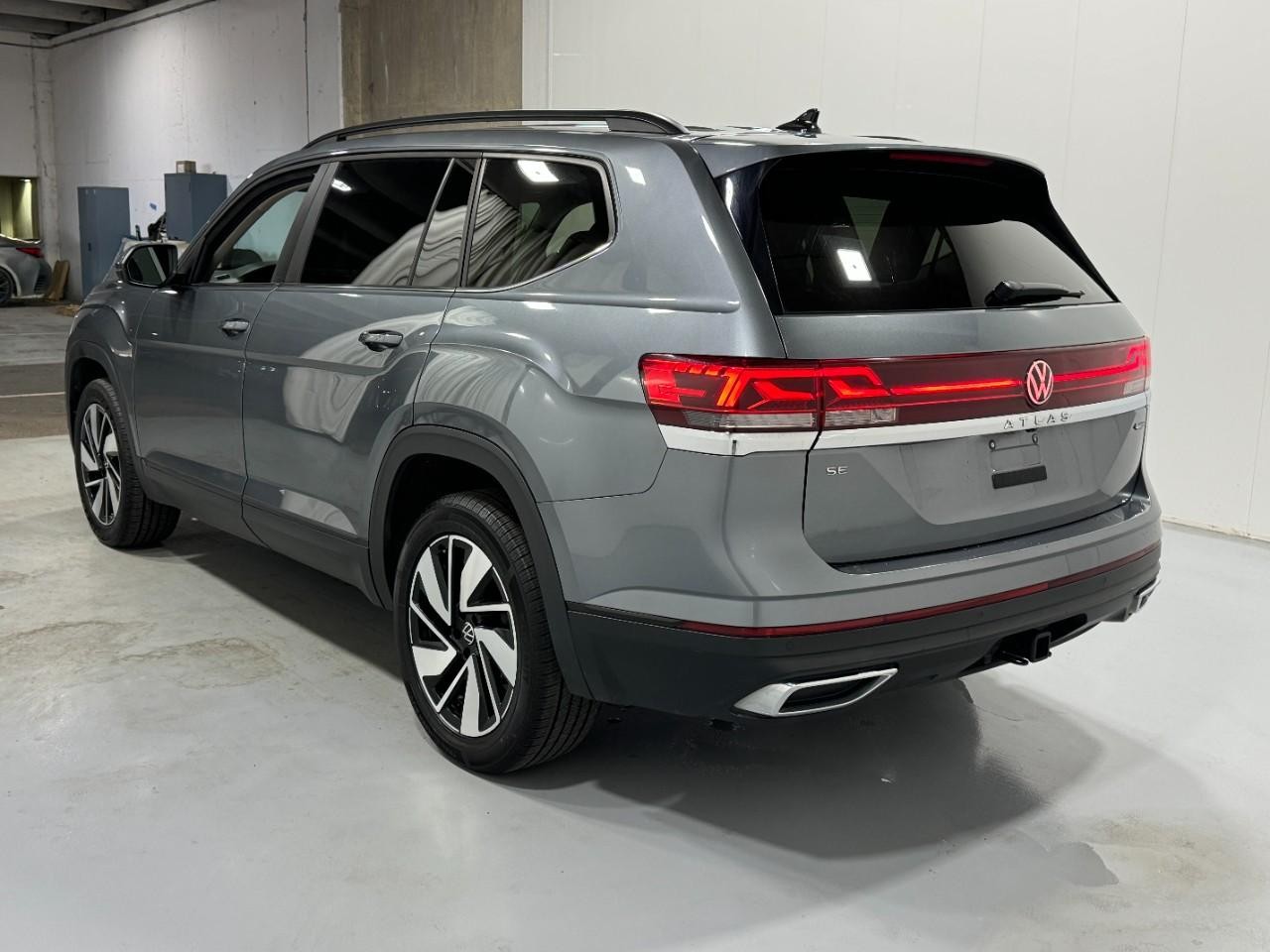 Volkswagen Atlas Vehicle Full-screen Gallery Image 3