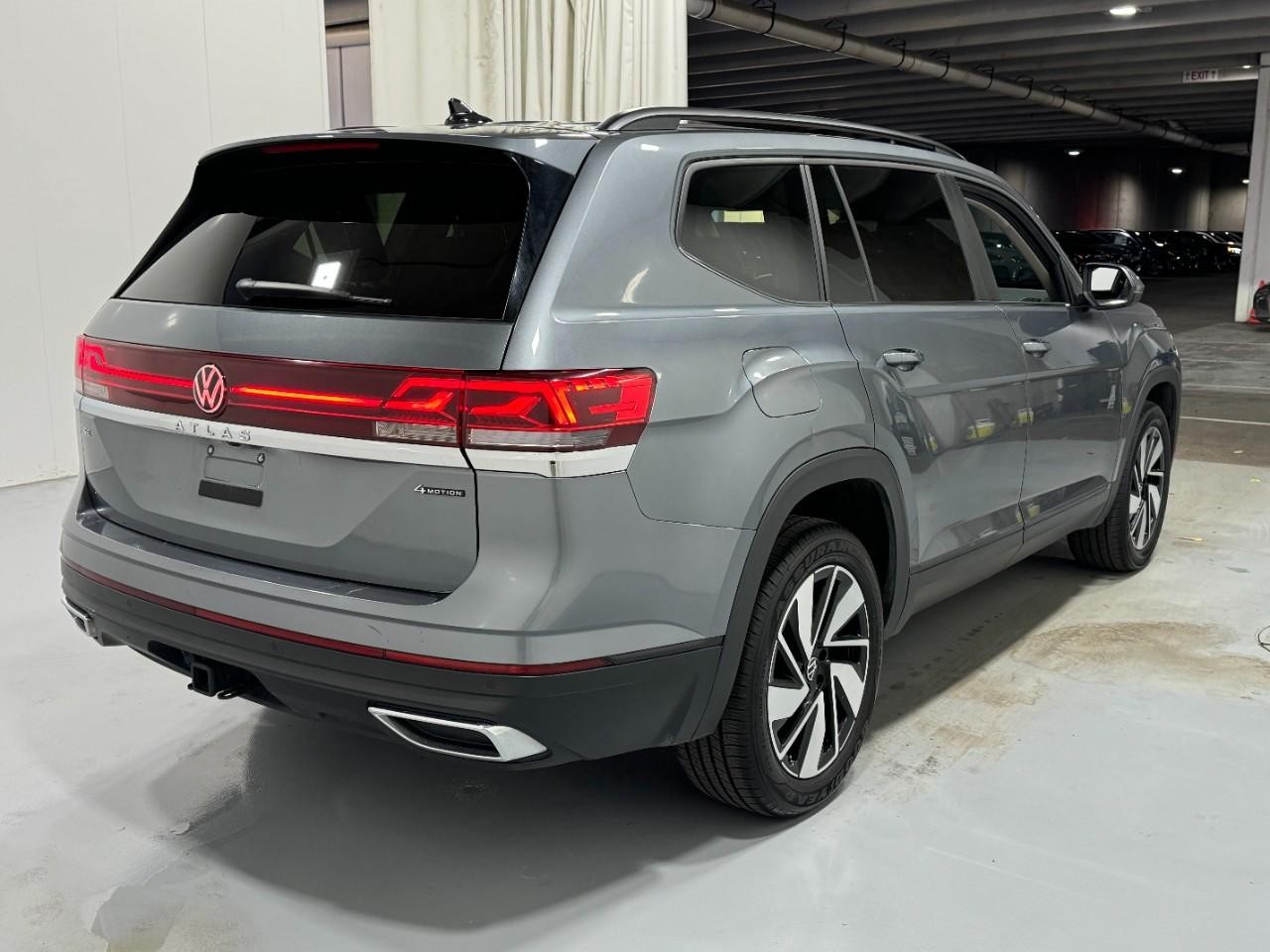 Volkswagen Atlas Vehicle Full-screen Gallery Image 4