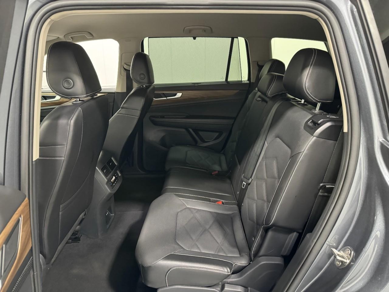 Volkswagen Atlas Vehicle Full-screen Gallery Image 9