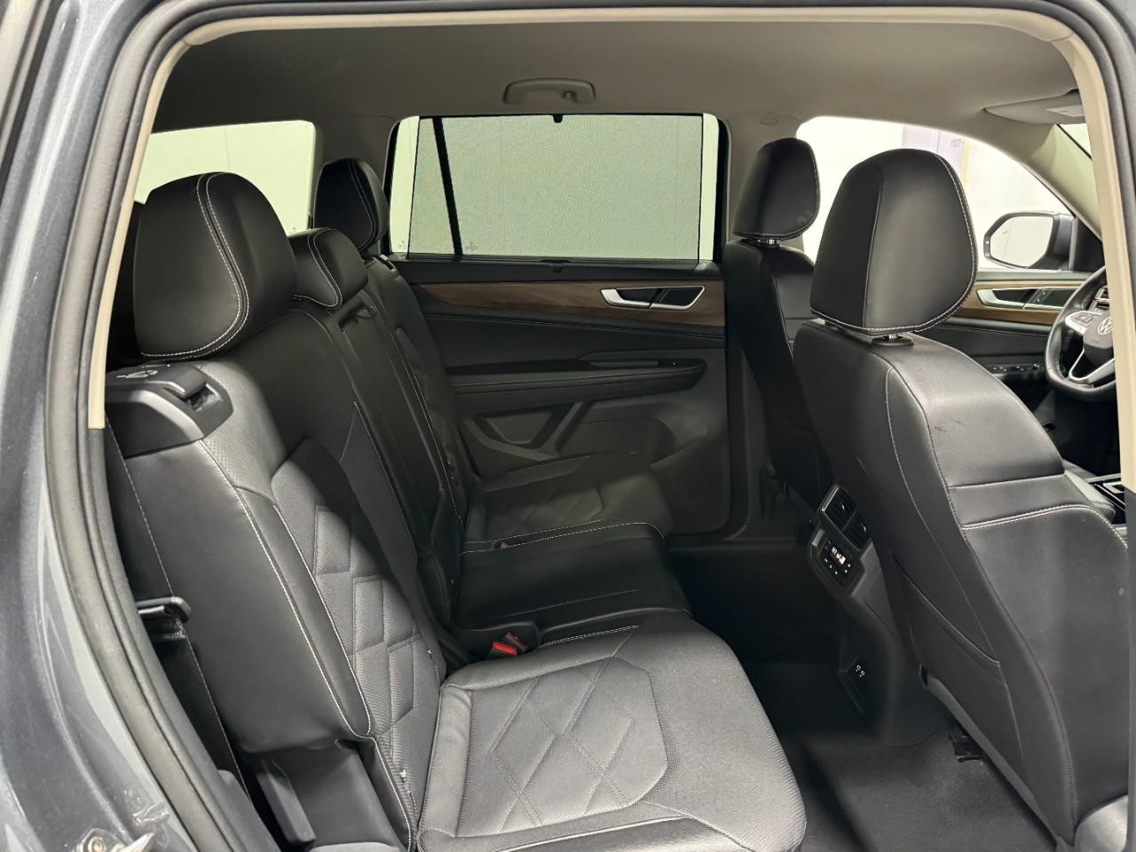 Volkswagen Atlas Vehicle Full-screen Gallery Image 12