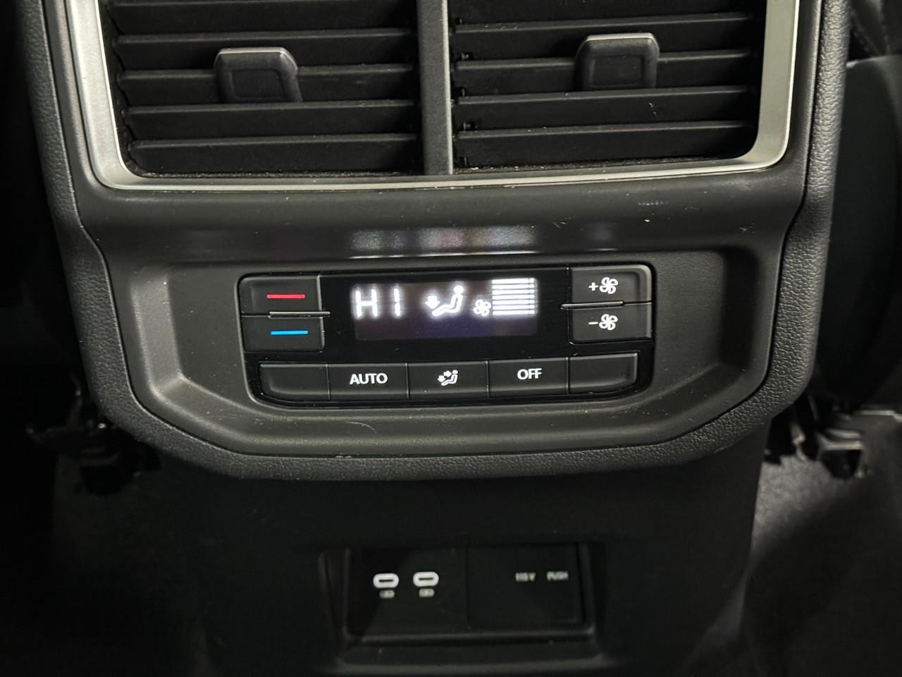 Volkswagen Atlas Vehicle Full-screen Gallery Image 13