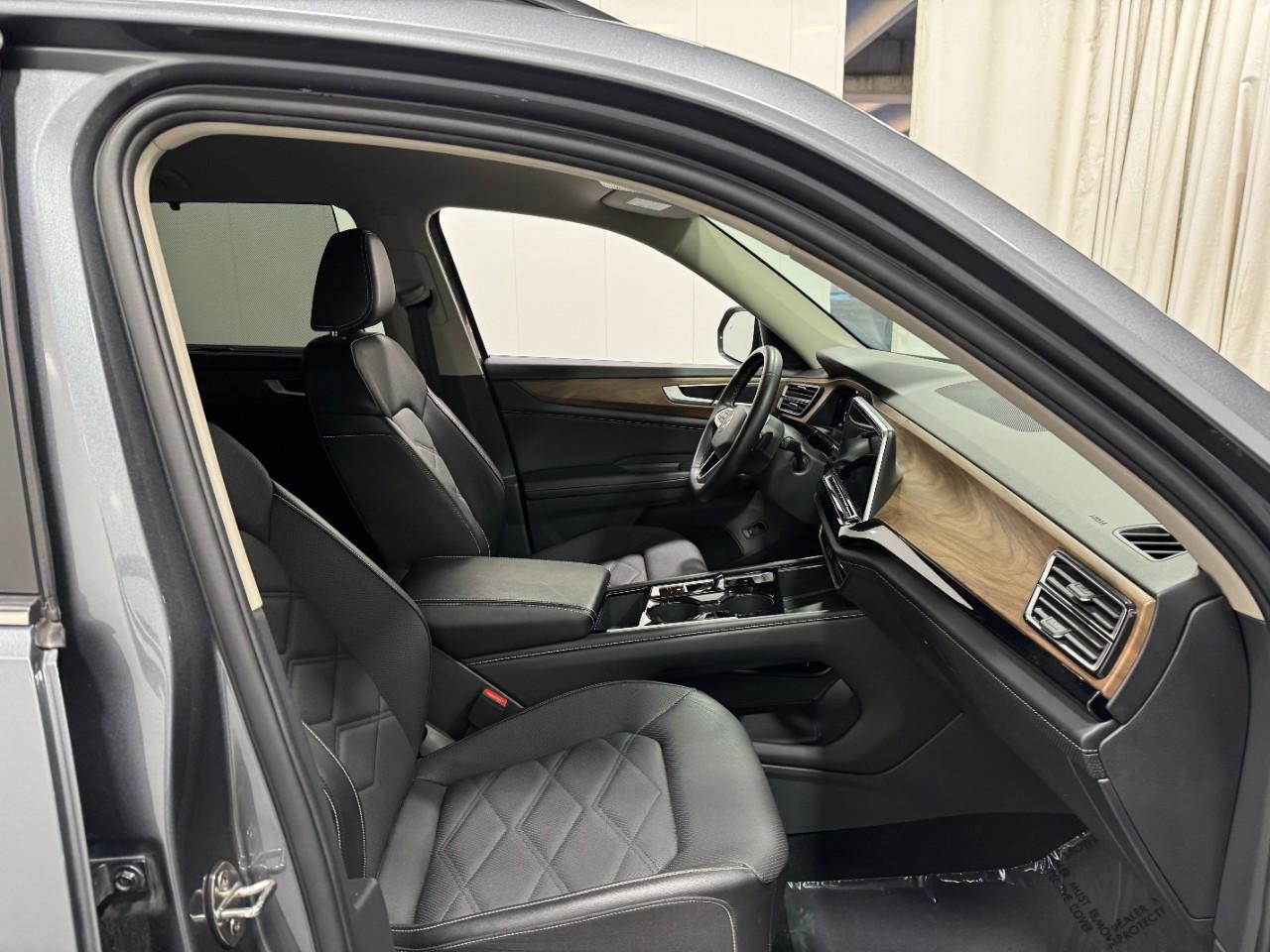 Volkswagen Atlas Vehicle Full-screen Gallery Image 19