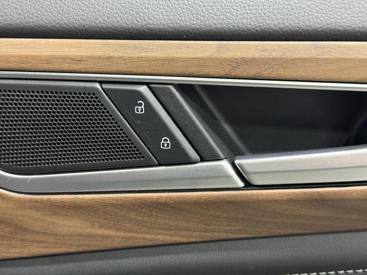 Volkswagen Atlas Vehicle Full-screen Gallery Image 22