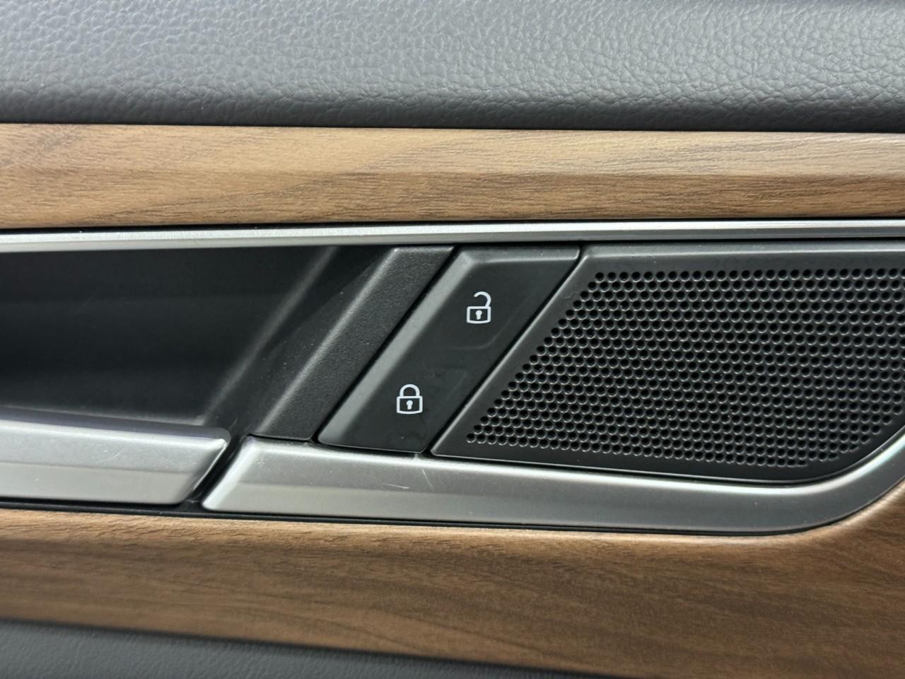 Volkswagen Atlas Vehicle Full-screen Gallery Image 24