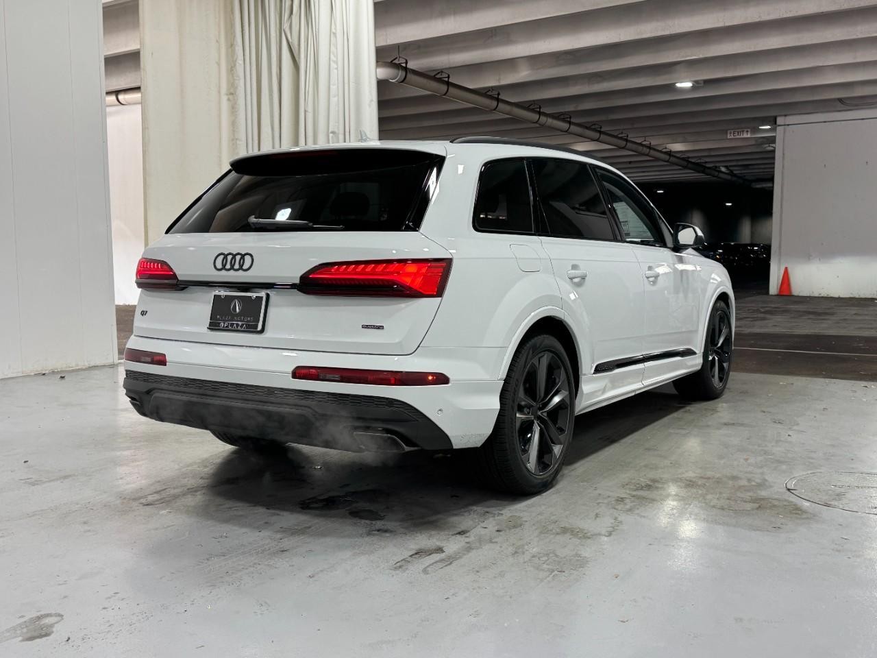 Audi Q7 Vehicle Full-screen Gallery Image 4
