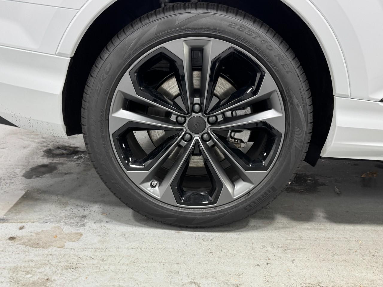 Audi Q7 Vehicle Full-screen Gallery Image 5