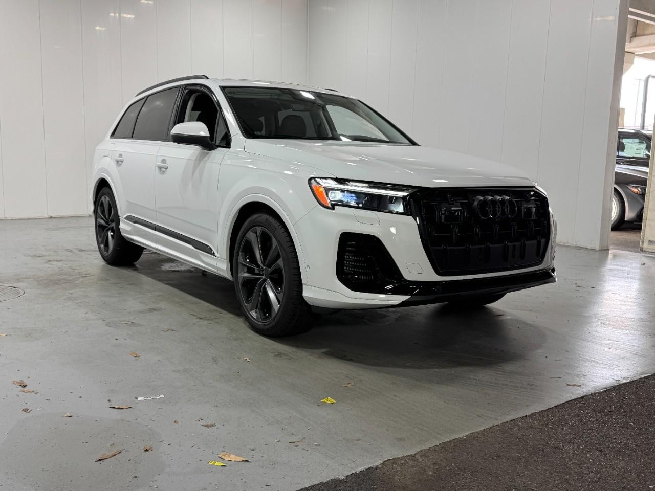 Audi Q7 Vehicle Full-screen Gallery Image 6