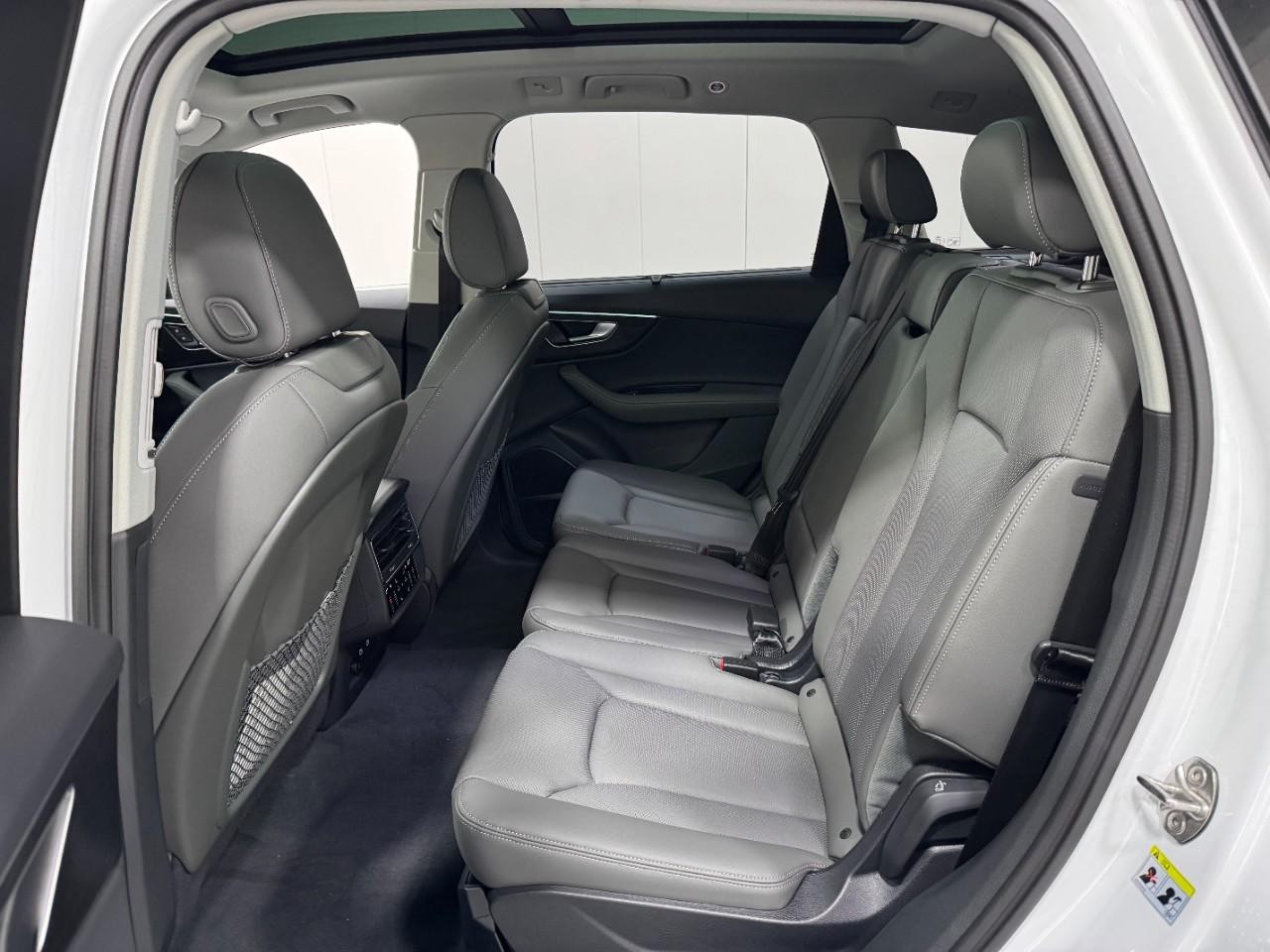 Audi Q7 Vehicle Full-screen Gallery Image 8