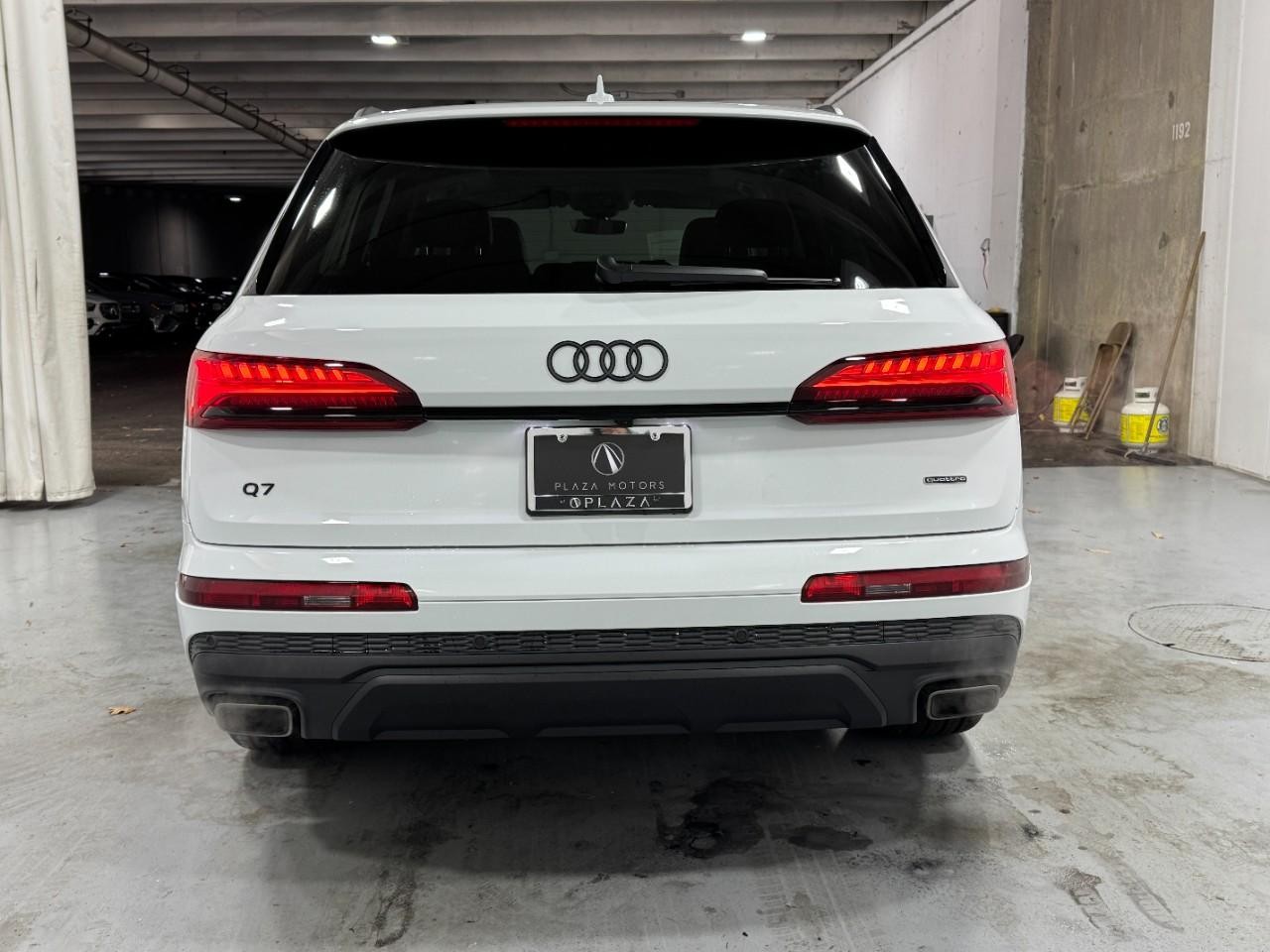 Audi Q7 Vehicle Full-screen Gallery Image 9