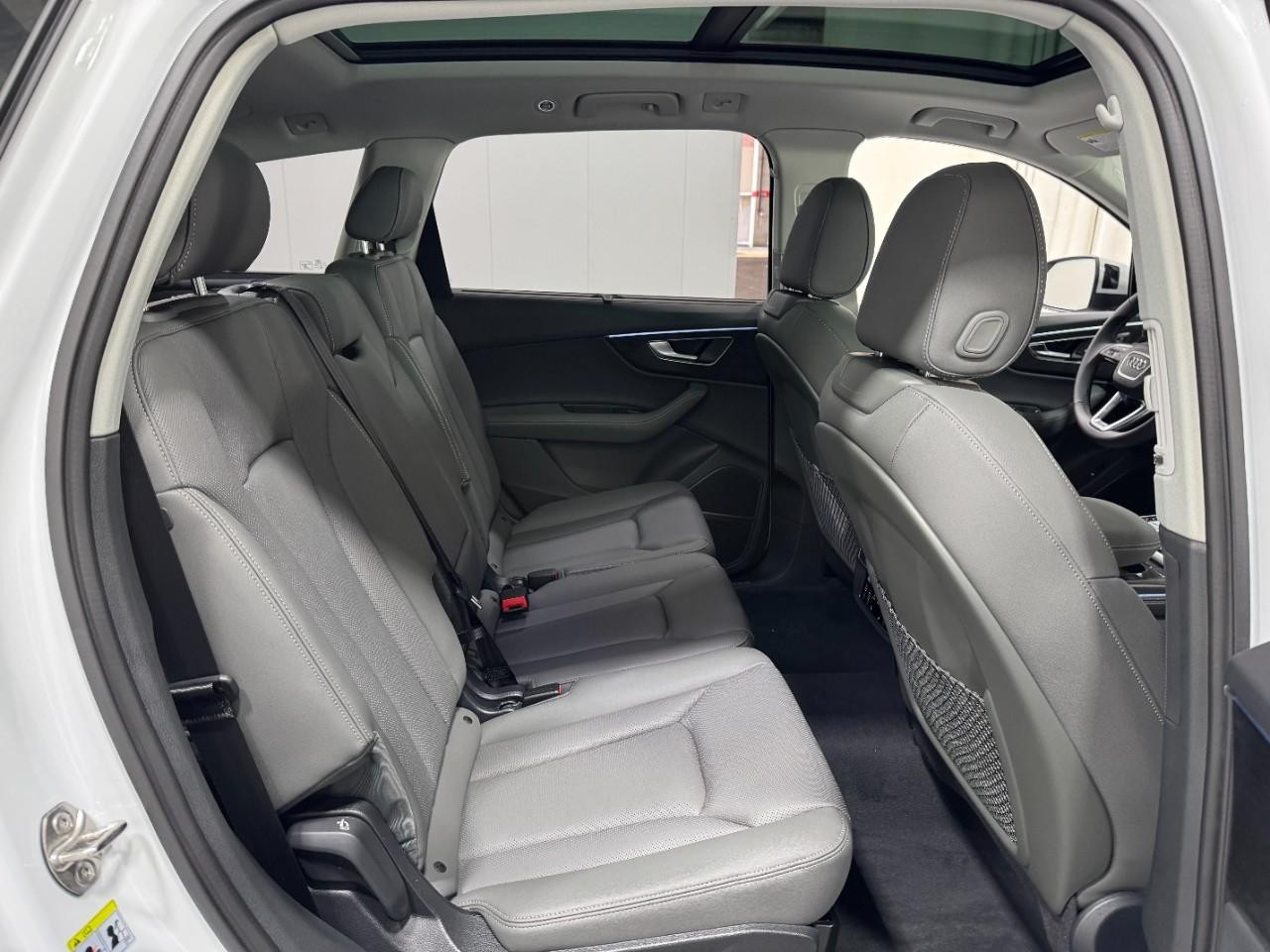 Audi Q7 Vehicle Full-screen Gallery Image 10