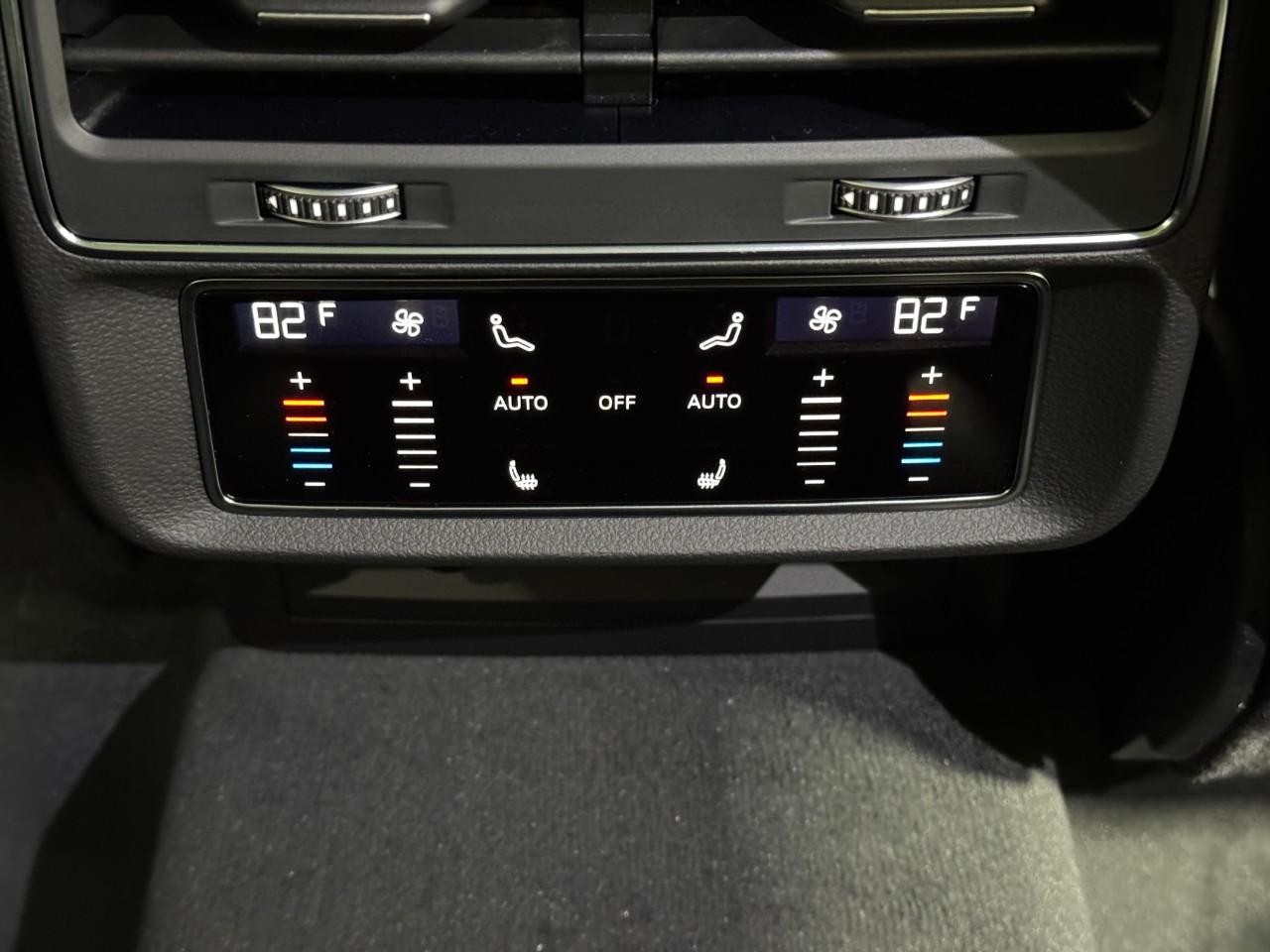 Audi Q7 Vehicle Full-screen Gallery Image 11