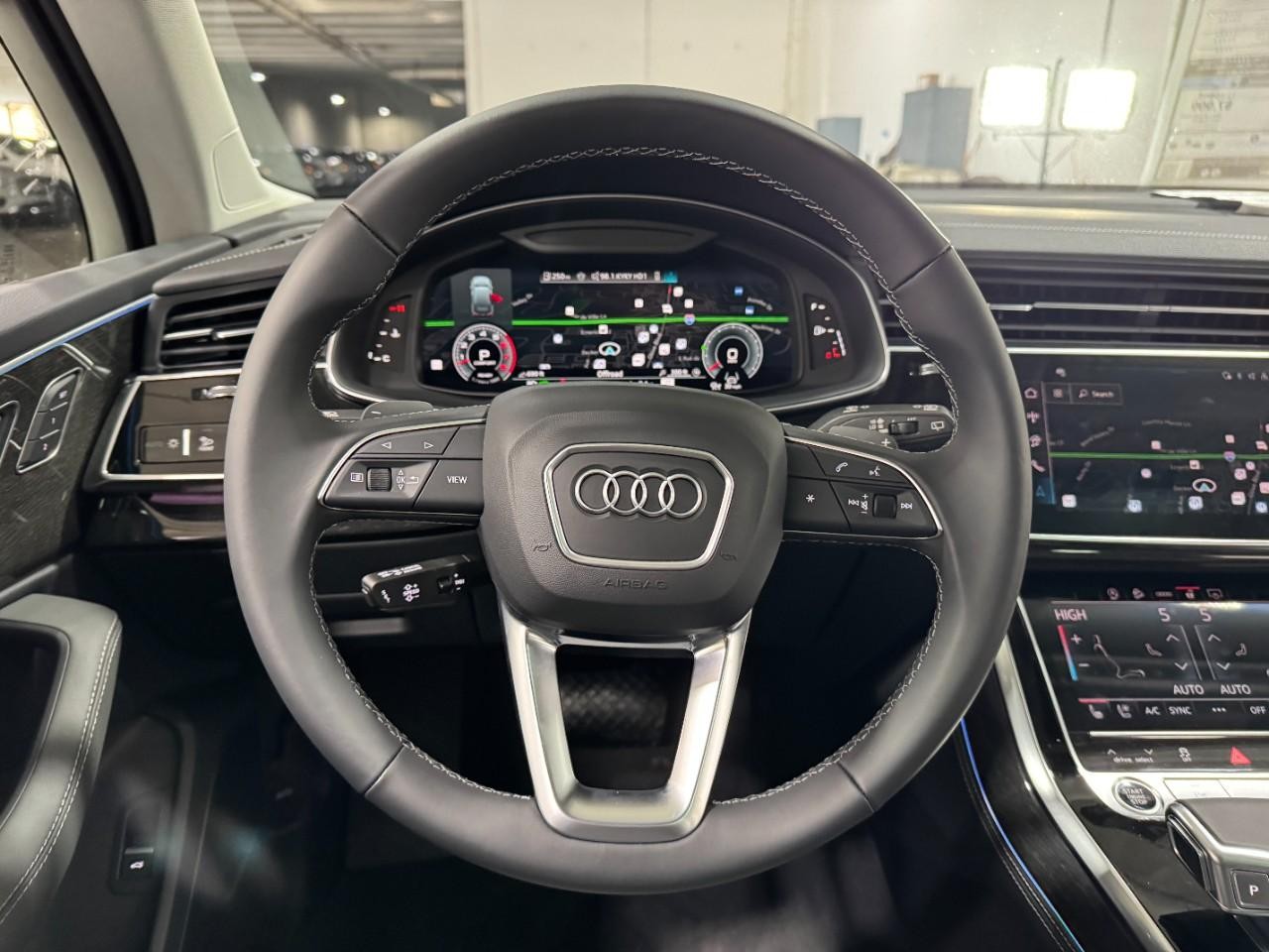 Audi Q7 Vehicle Full-screen Gallery Image 14