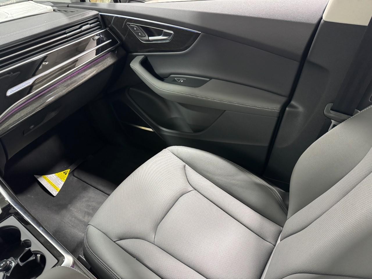 Audi Q7 Vehicle Full-screen Gallery Image 18