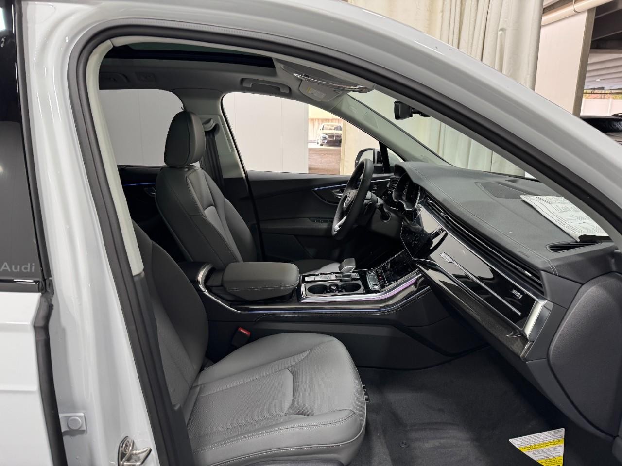 Audi Q7 Vehicle Full-screen Gallery Image 19