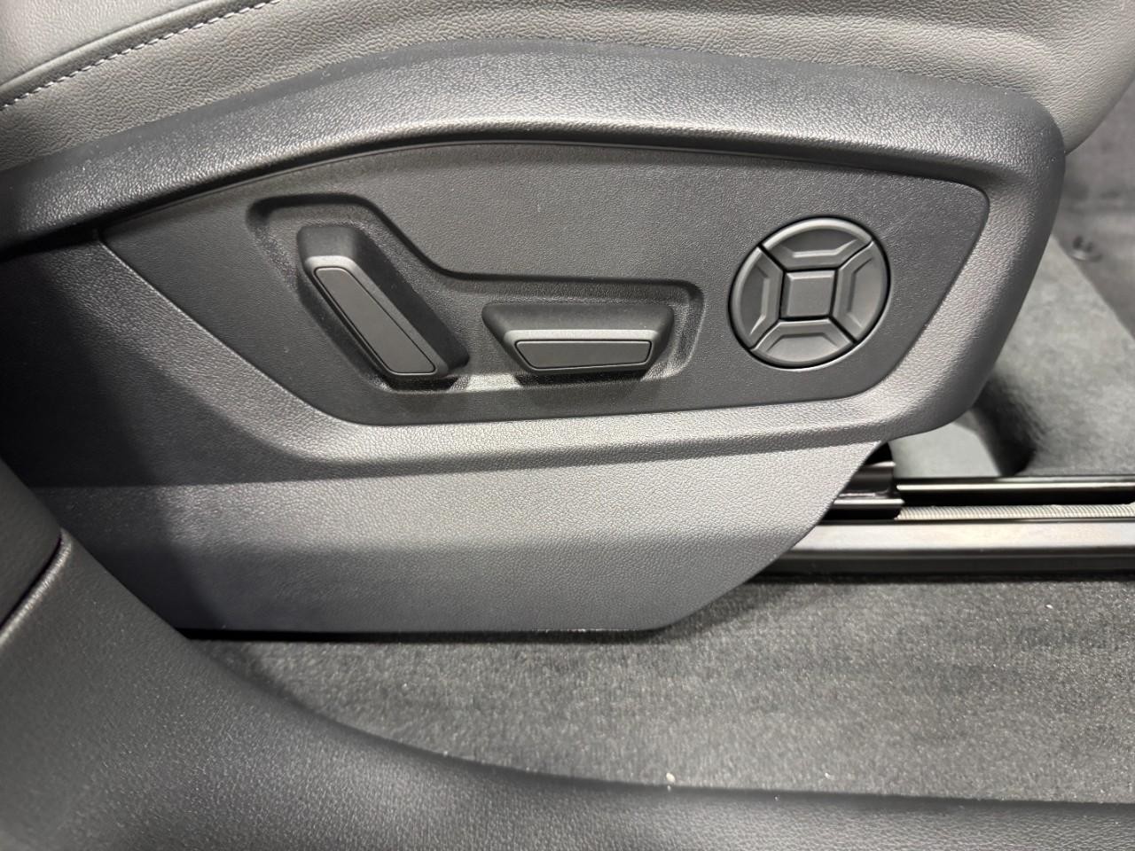 Audi Q7 Vehicle Full-screen Gallery Image 21