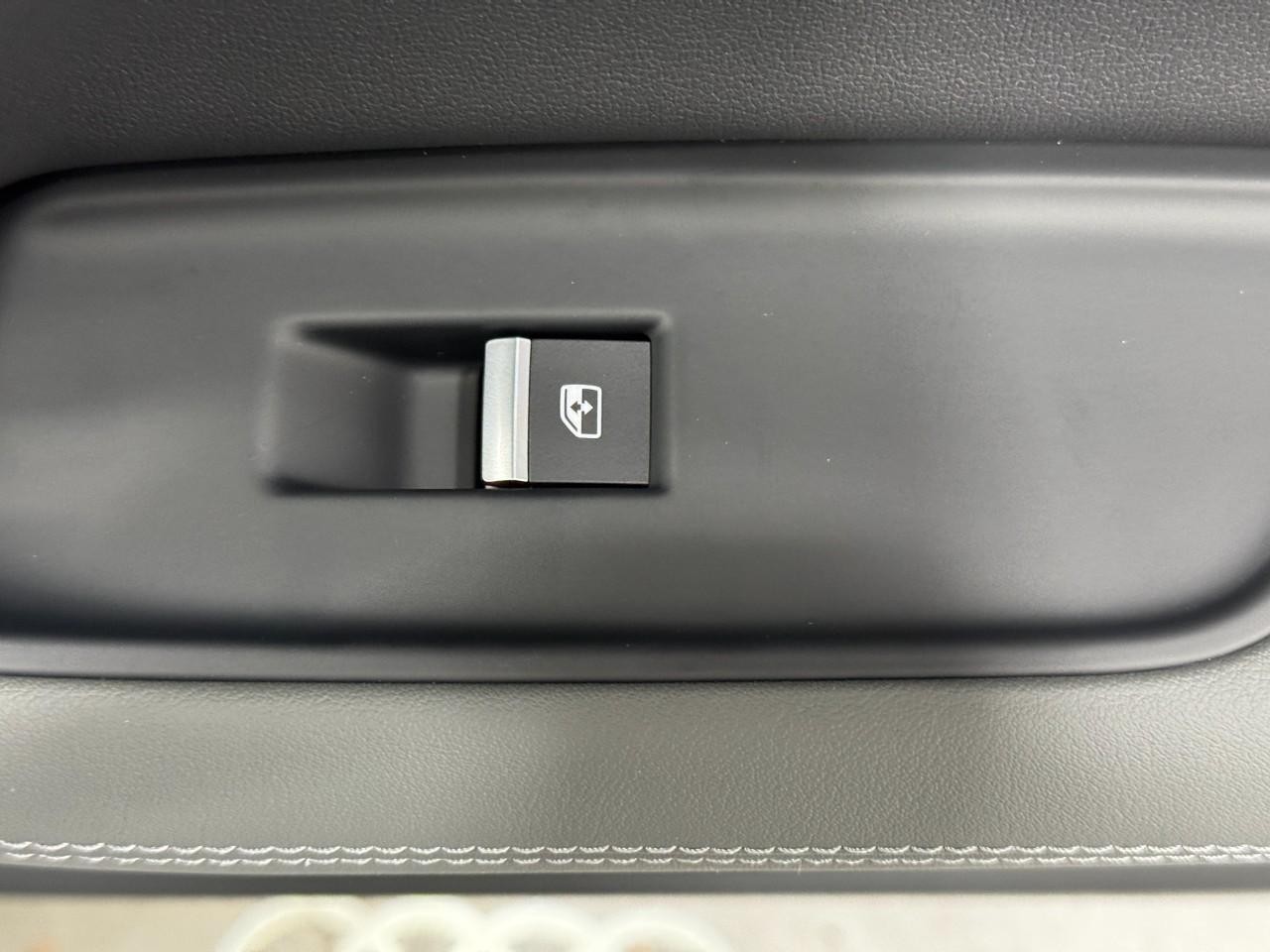 Audi Q7 Vehicle Full-screen Gallery Image 23