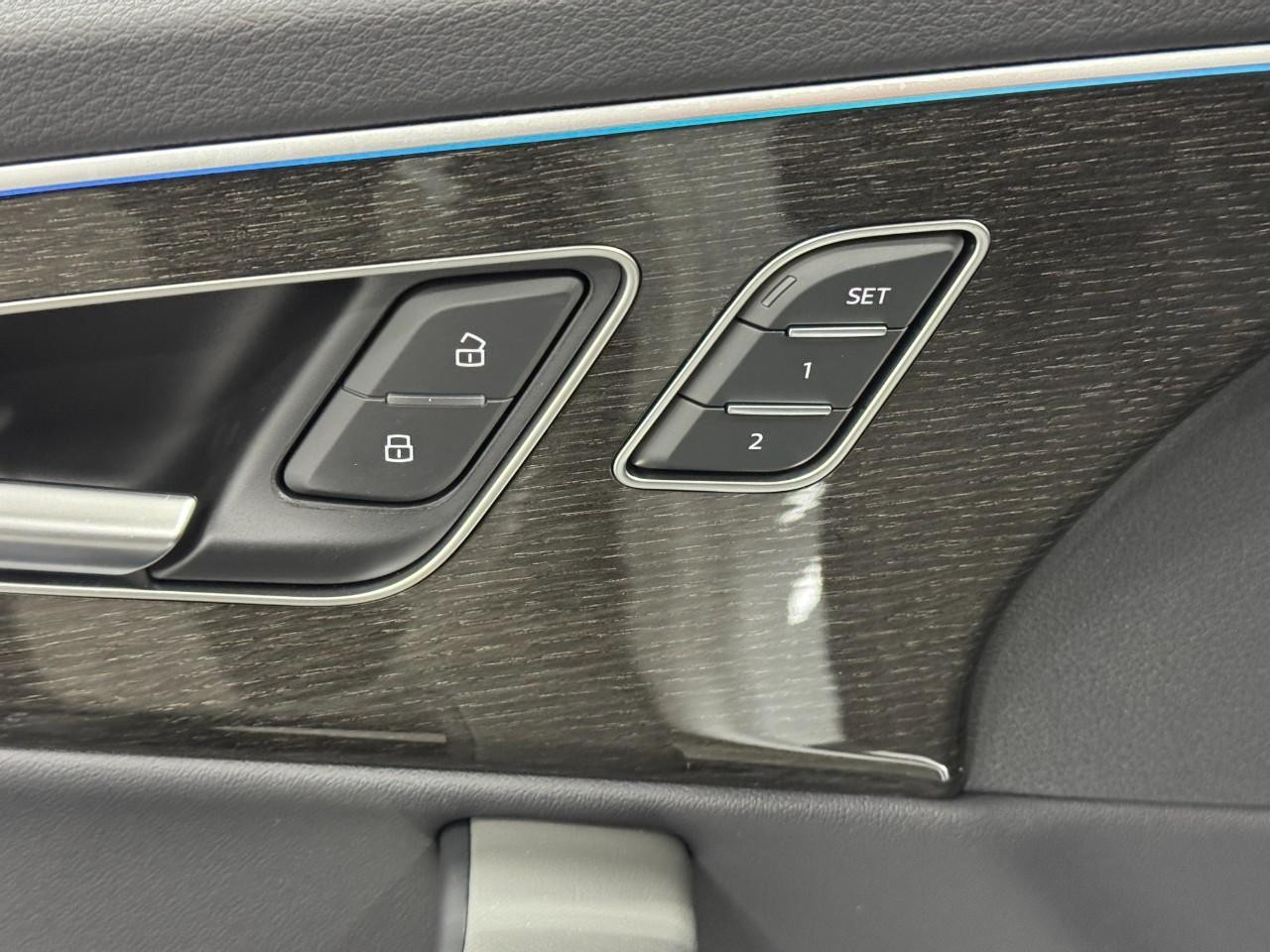 Audi Q7 Vehicle Full-screen Gallery Image 24