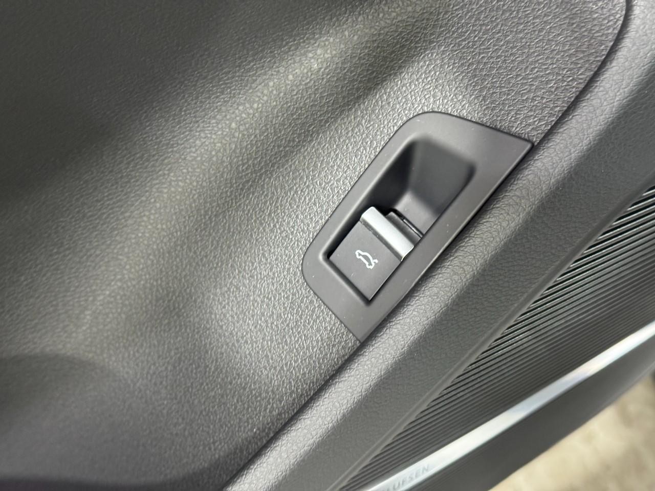 Audi Q7 Vehicle Full-screen Gallery Image 25