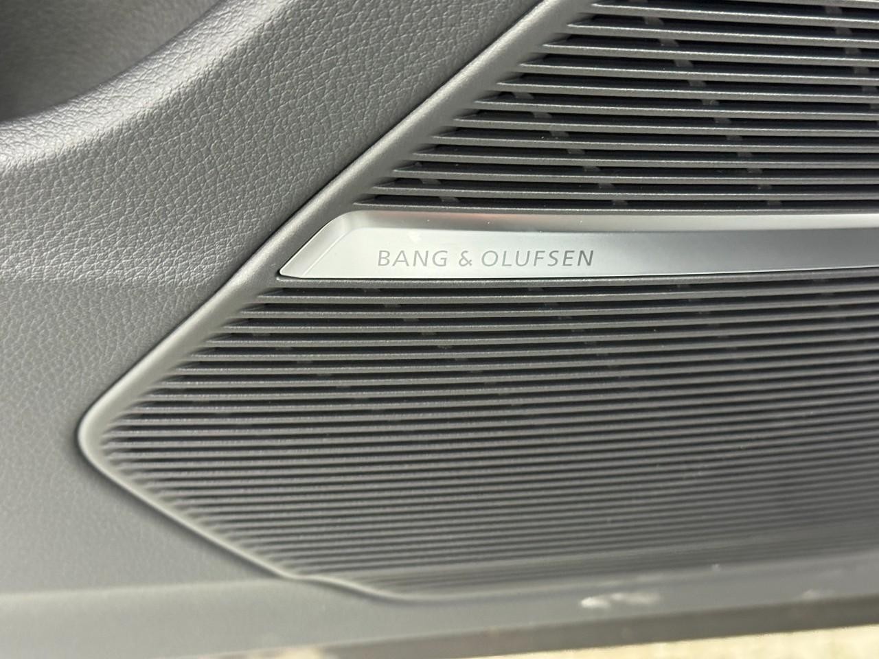 Audi Q7 Vehicle Full-screen Gallery Image 26