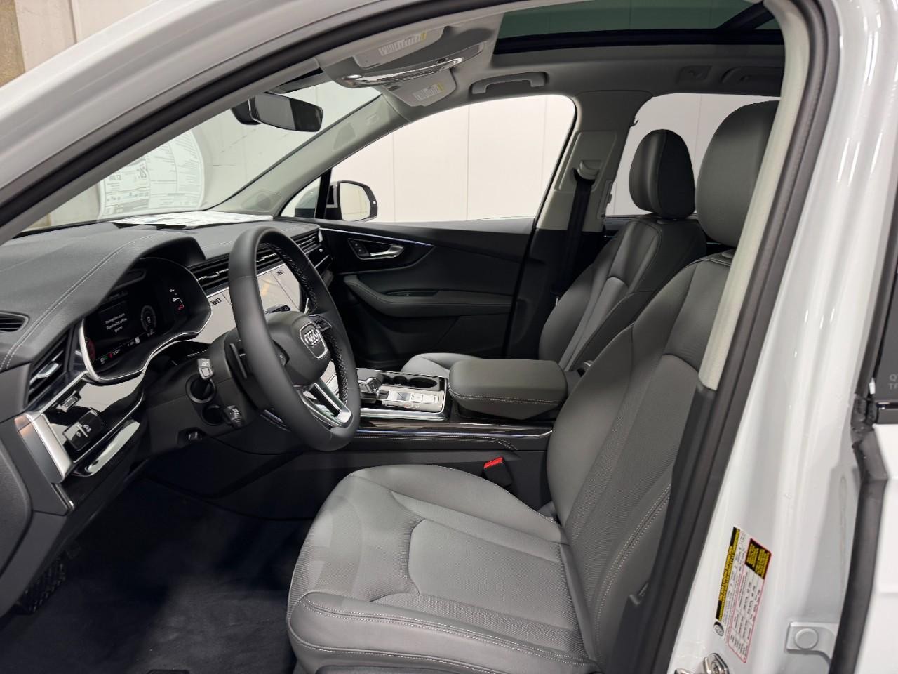 Audi Q7 Vehicle Full-screen Gallery Image 27