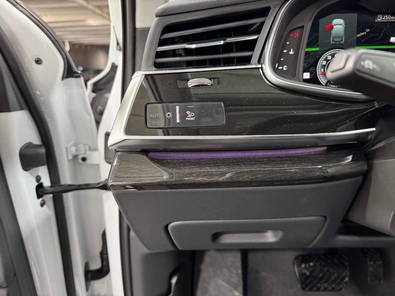 Audi Q7 Vehicle Full-screen Gallery Image 30