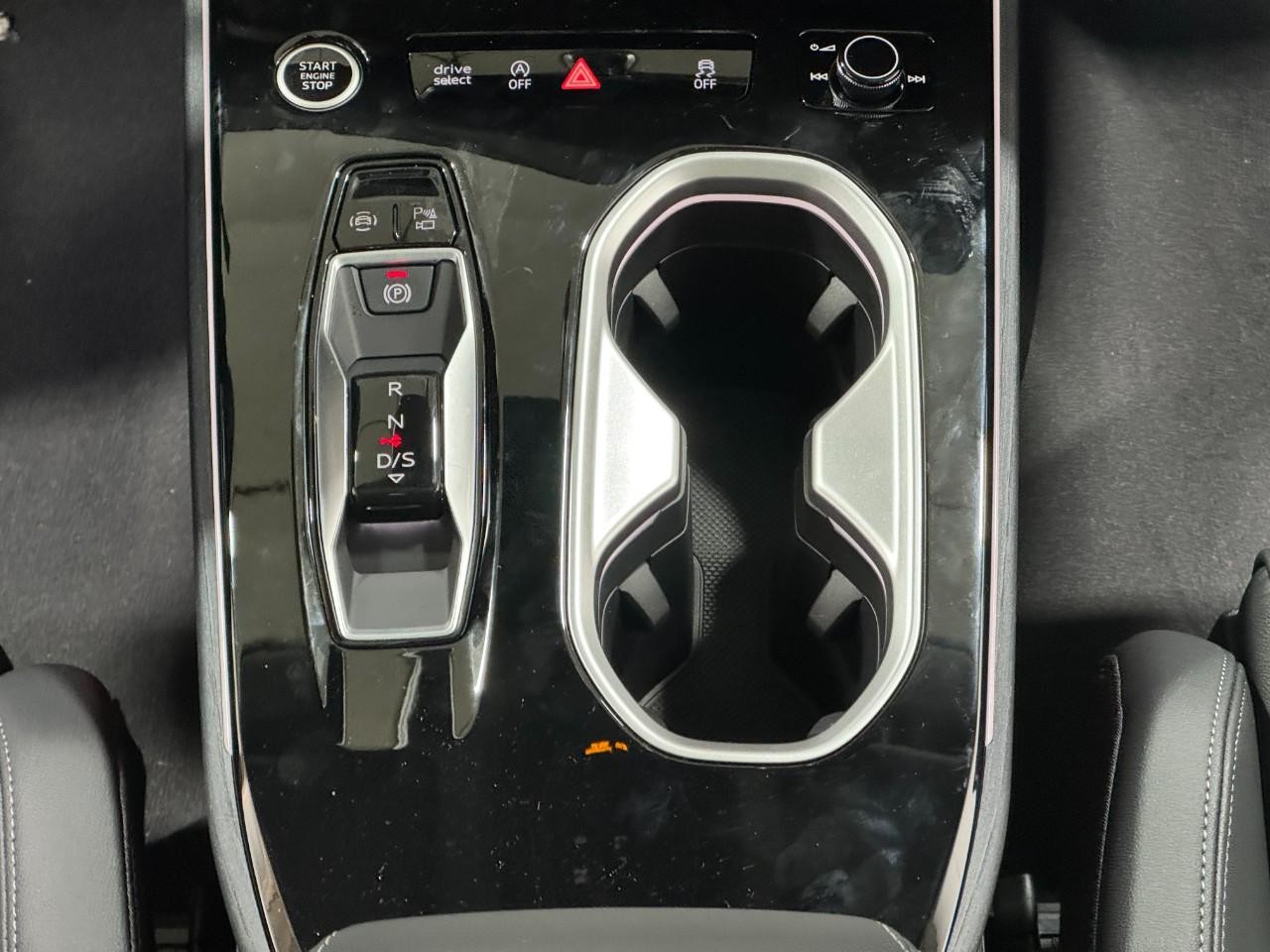 Audi A6 Sedan Vehicle Full-screen Gallery Image 16