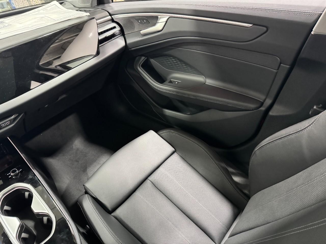 Audi A6 Sedan Vehicle Full-screen Gallery Image 17