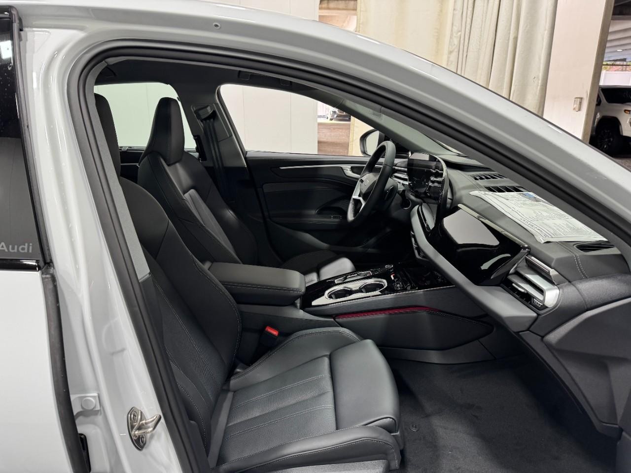 Audi A6 Sedan Vehicle Full-screen Gallery Image 18