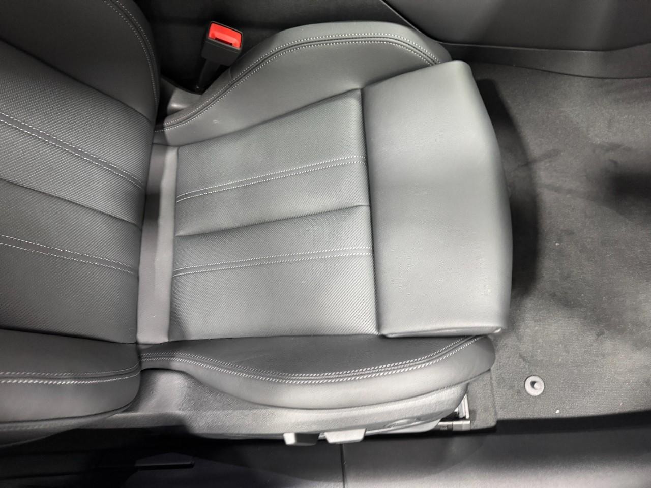 Audi A6 Sedan Vehicle Full-screen Gallery Image 19