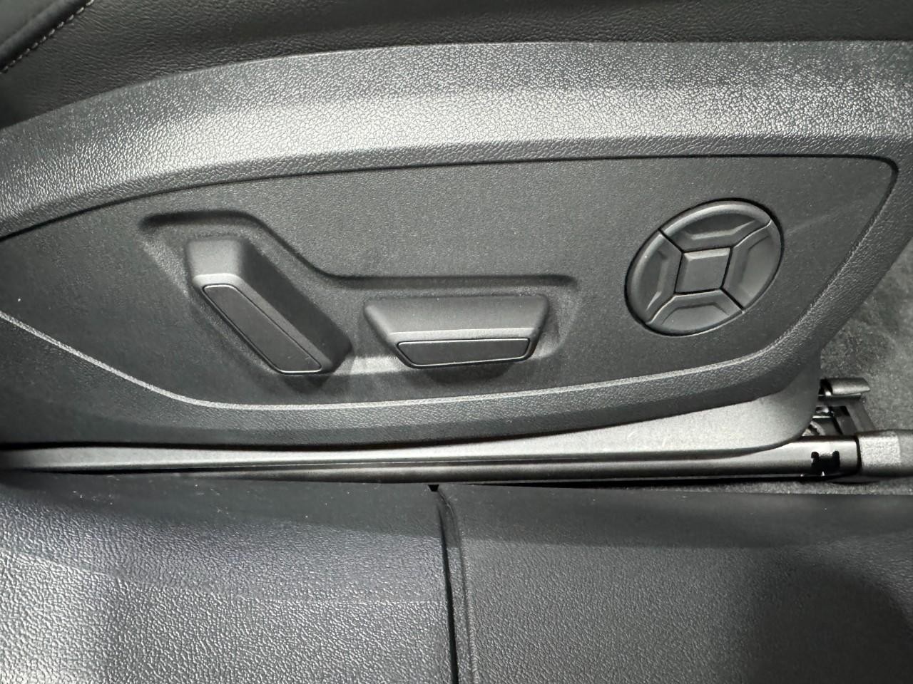 Audi A6 Sedan Vehicle Full-screen Gallery Image 20