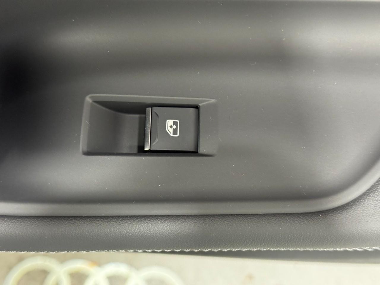 Audi A6 Sedan Vehicle Full-screen Gallery Image 22