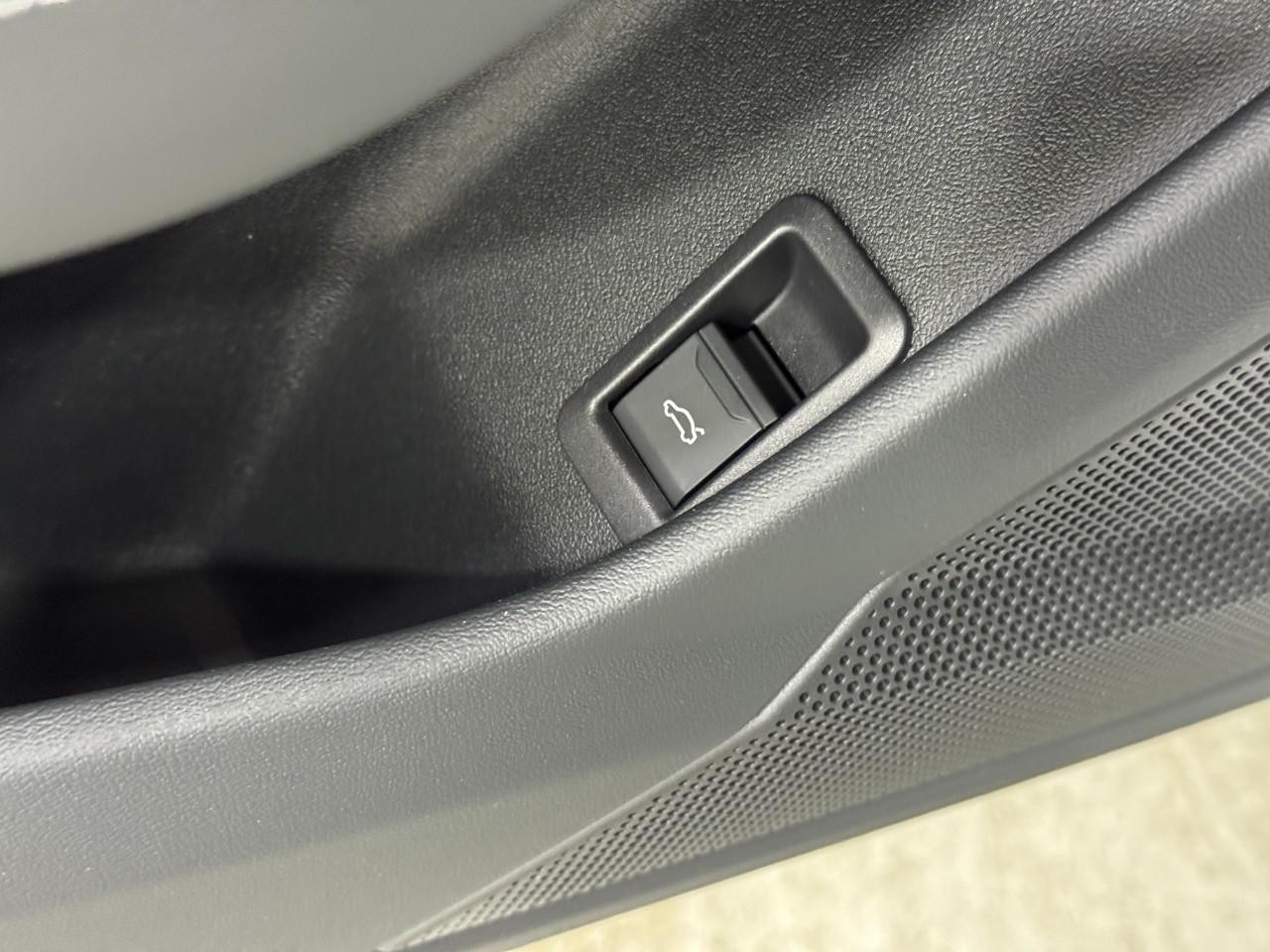 Audi A6 Sedan Vehicle Full-screen Gallery Image 25