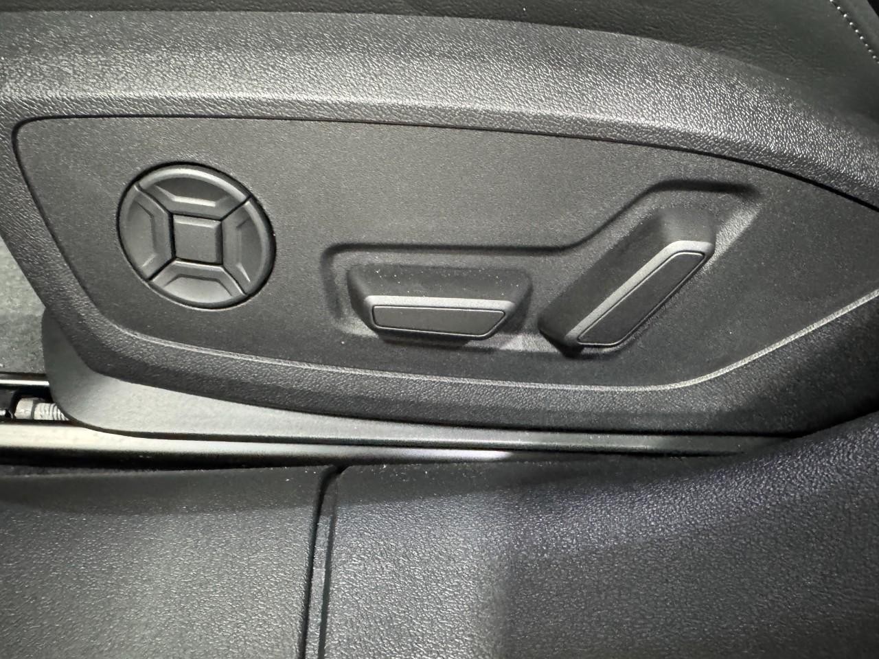 Audi A6 Sedan Vehicle Full-screen Gallery Image 28