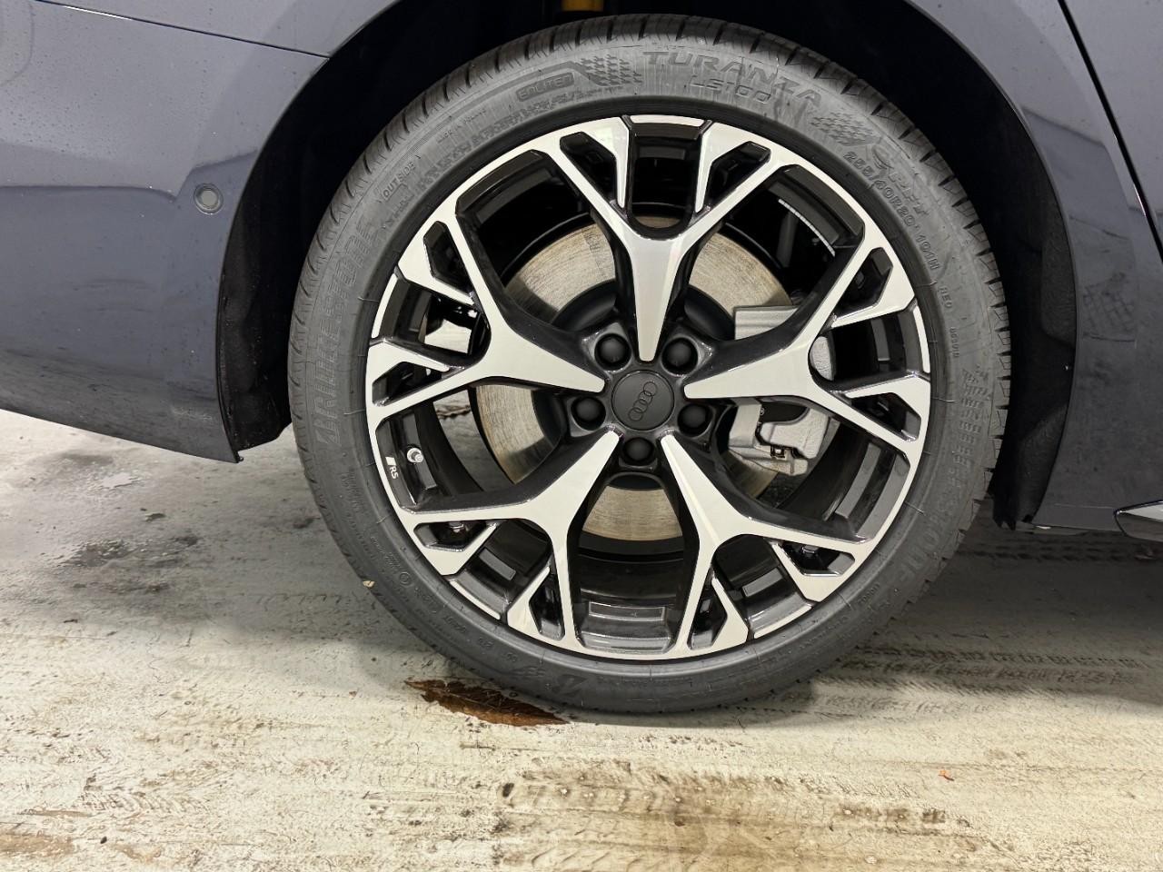 Audi A6 Sedan Vehicle Full-screen Gallery Image 5