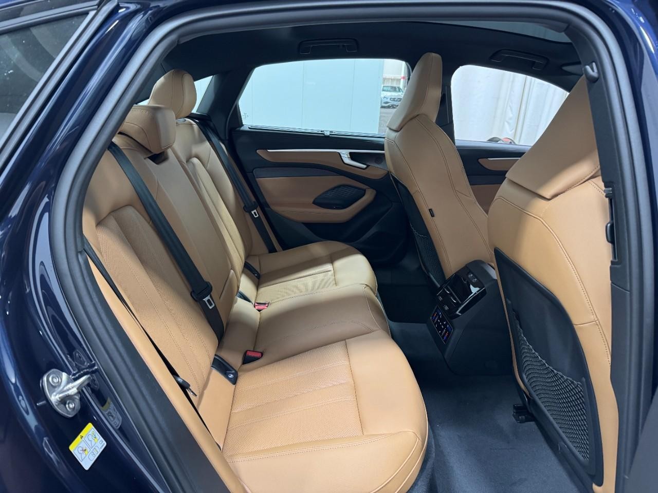 Audi A6 Sedan Vehicle Full-screen Gallery Image 10