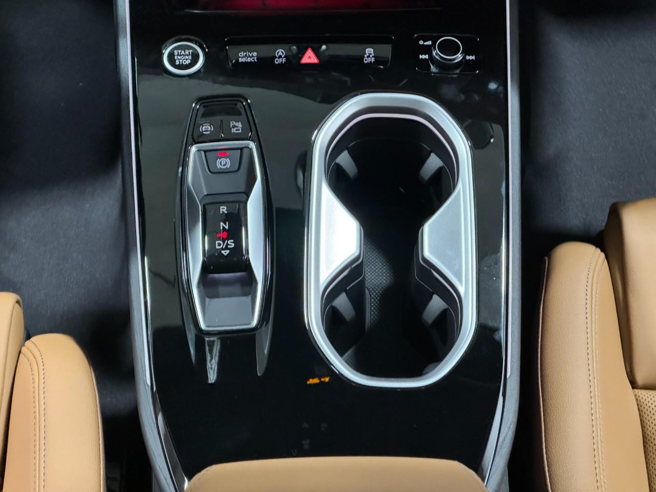 Audi A6 Sedan Vehicle Full-screen Gallery Image 16