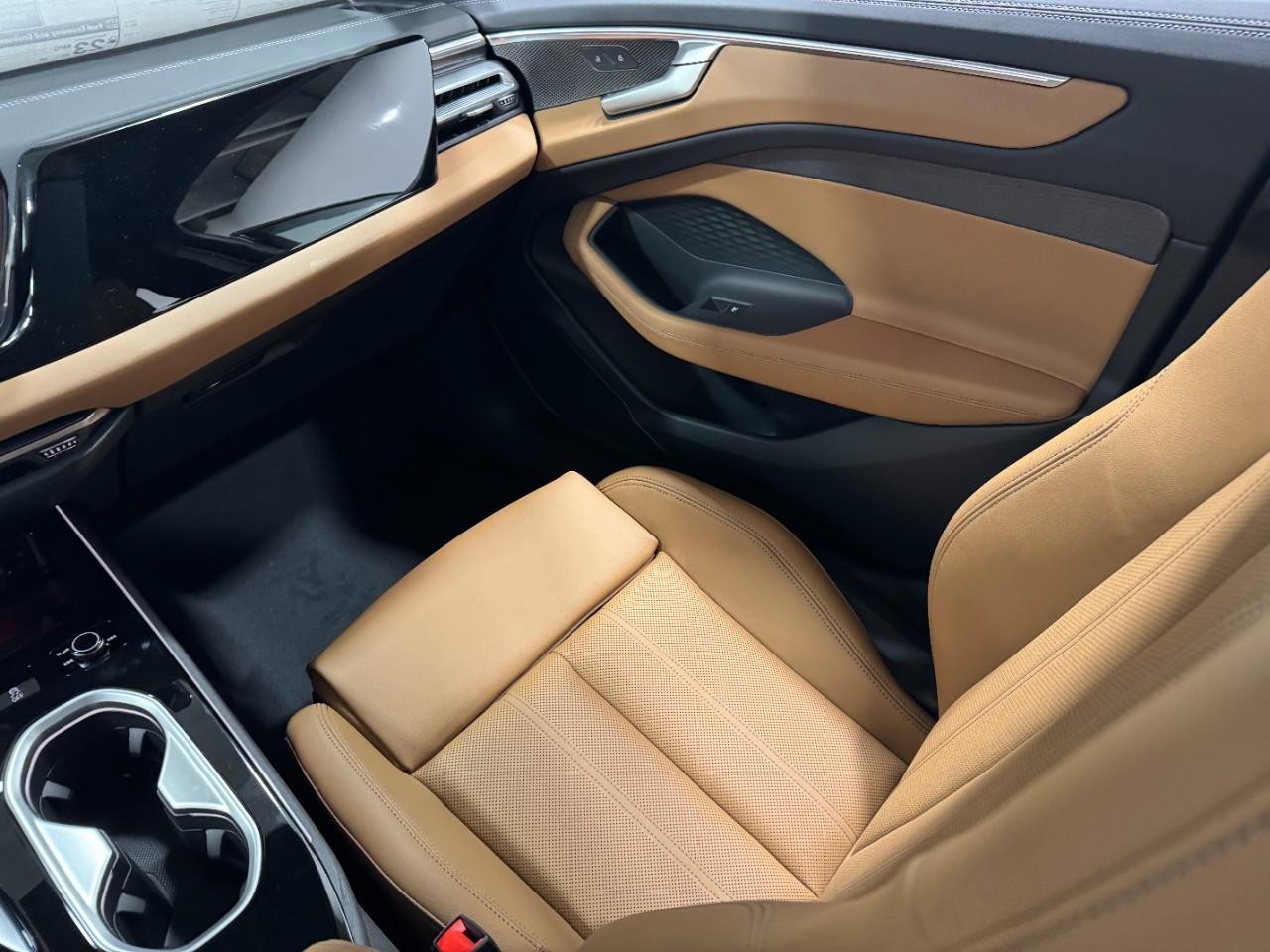 Audi A6 Sedan Vehicle Full-screen Gallery Image 17