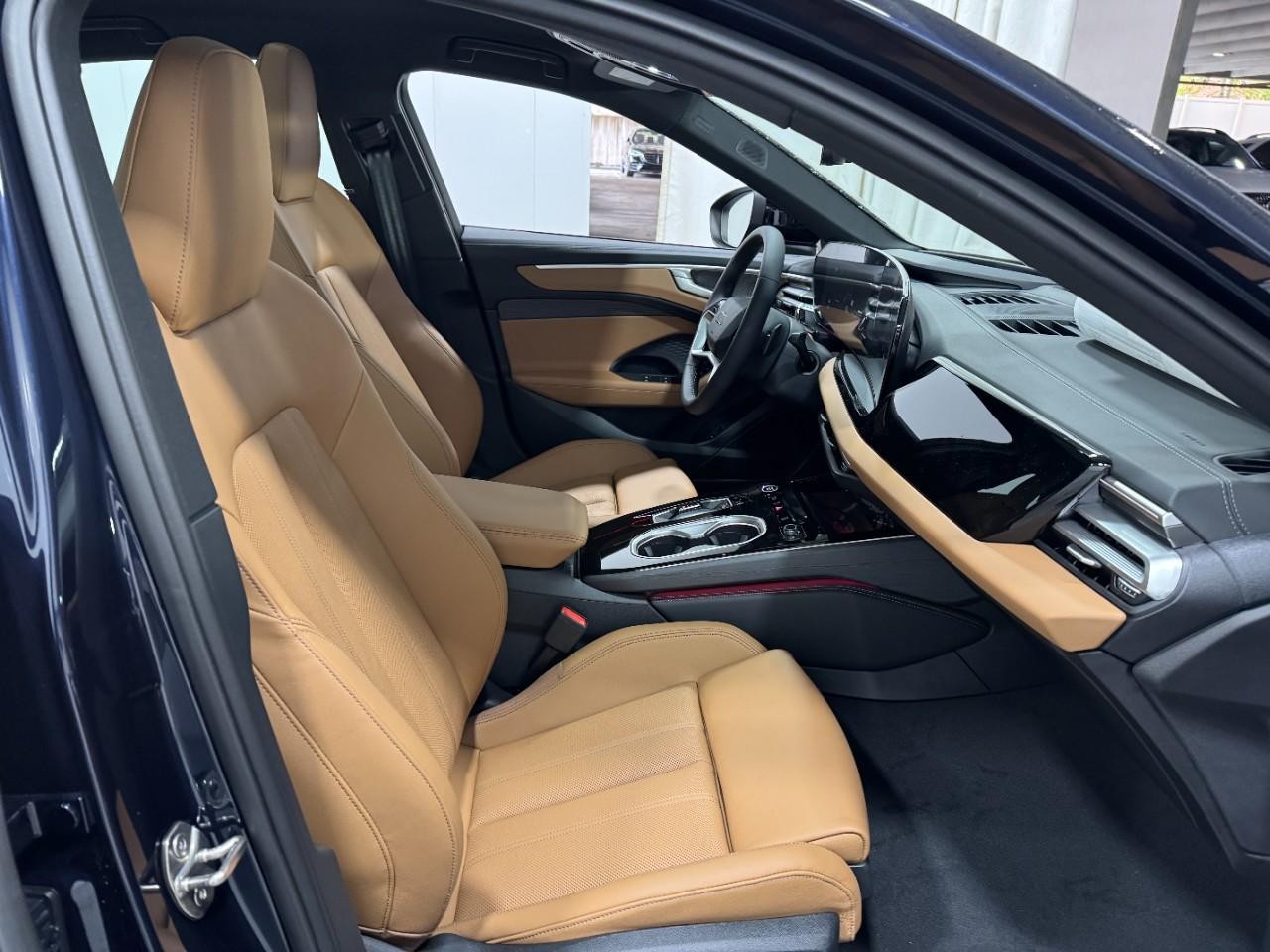 Audi A6 Sedan Vehicle Full-screen Gallery Image 18