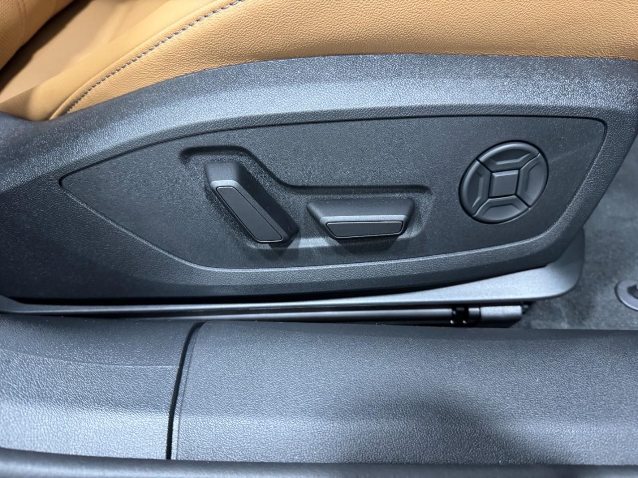 Audi A6 Sedan Vehicle Full-screen Gallery Image 20