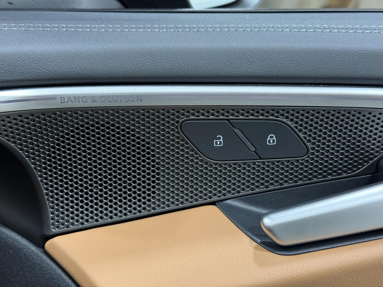 Audi A6 Sedan Vehicle Full-screen Gallery Image 21