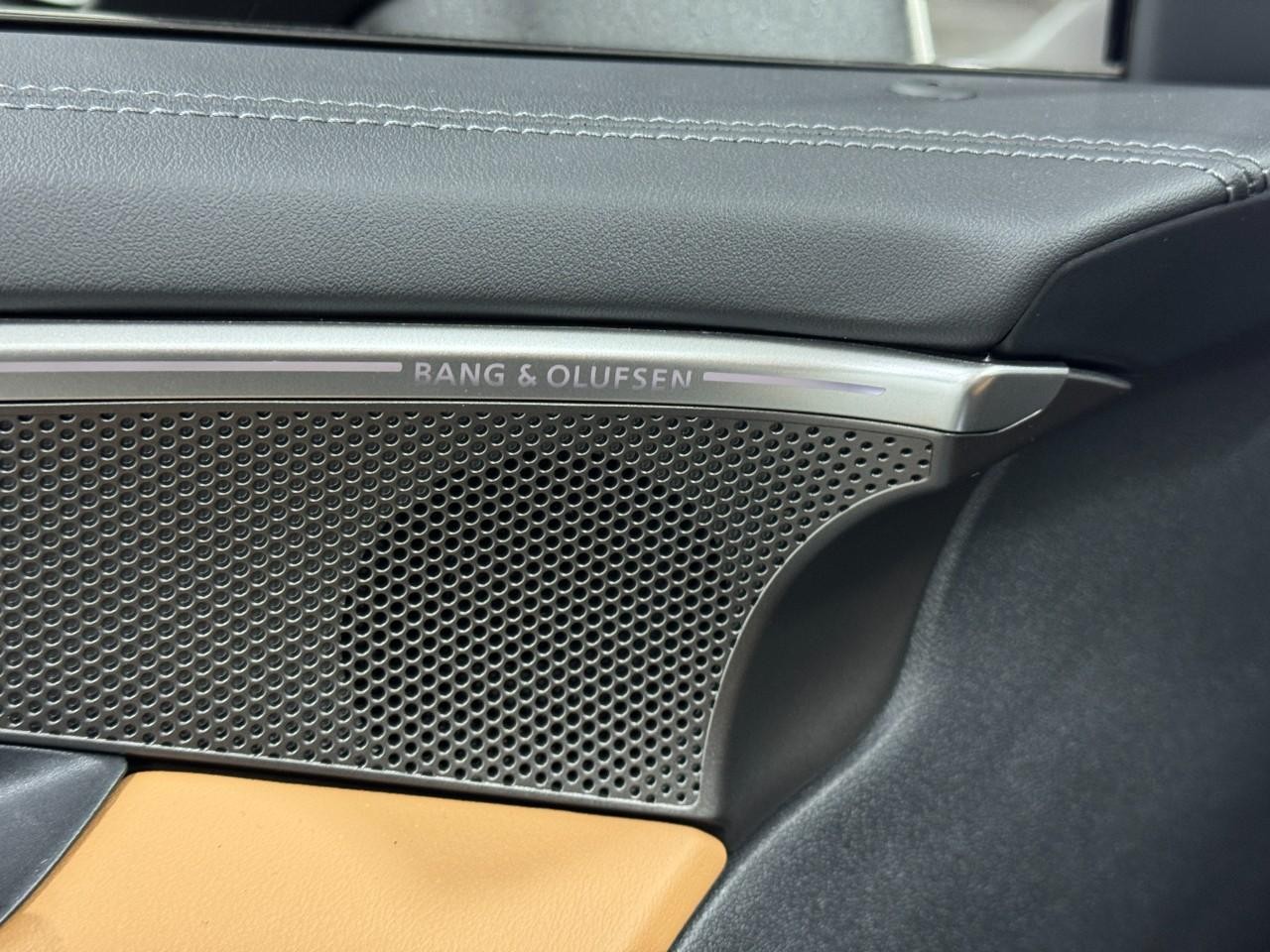 Audi A6 Sedan Vehicle Full-screen Gallery Image 23