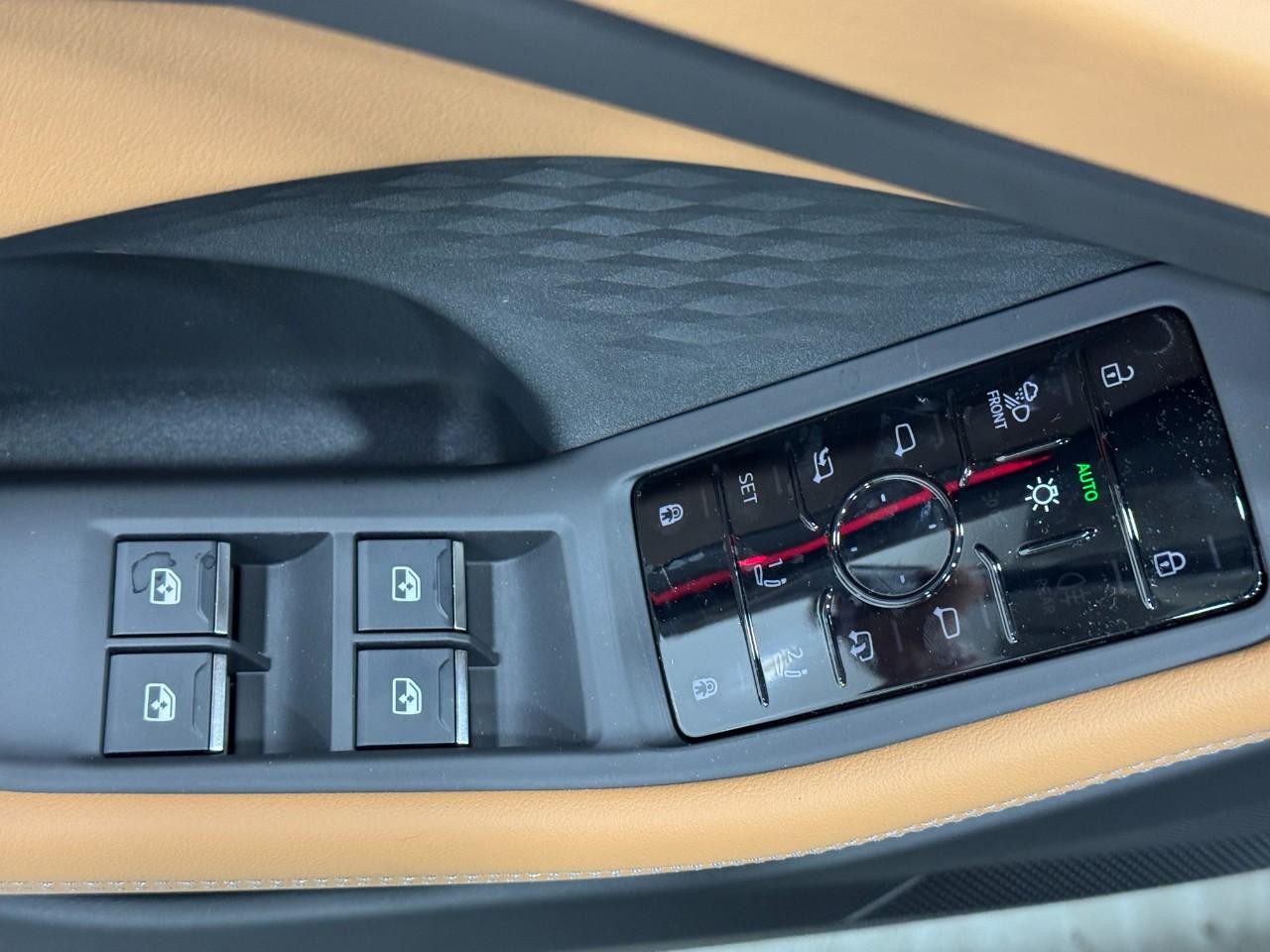 Audi A6 Sedan Vehicle Full-screen Gallery Image 24