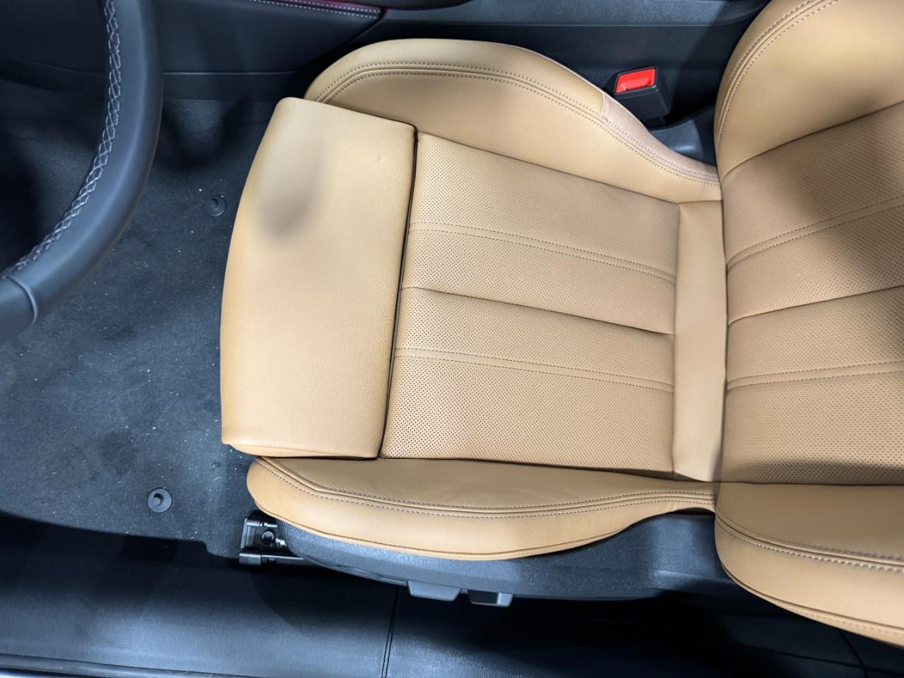 Audi A6 Sedan Vehicle Full-screen Gallery Image 27