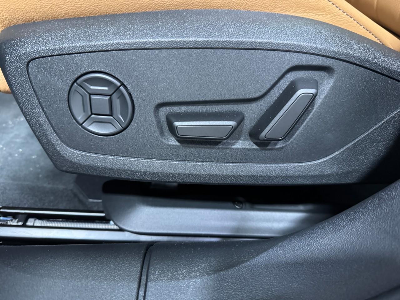 Audi A6 Sedan Vehicle Full-screen Gallery Image 28