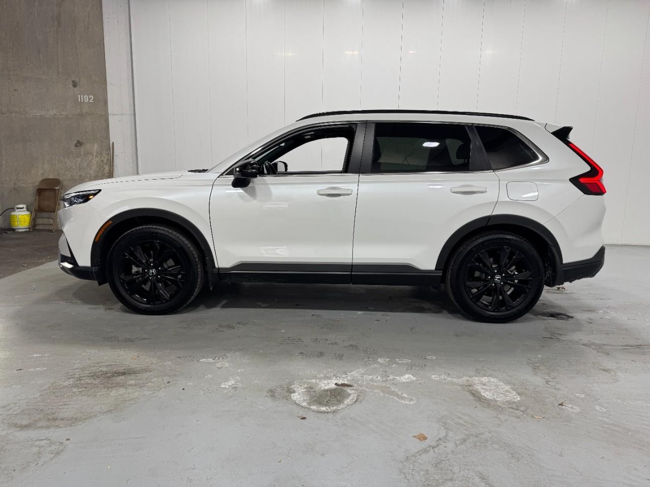 Honda CR-V Hybrid Vehicle Full-screen Gallery Image 2