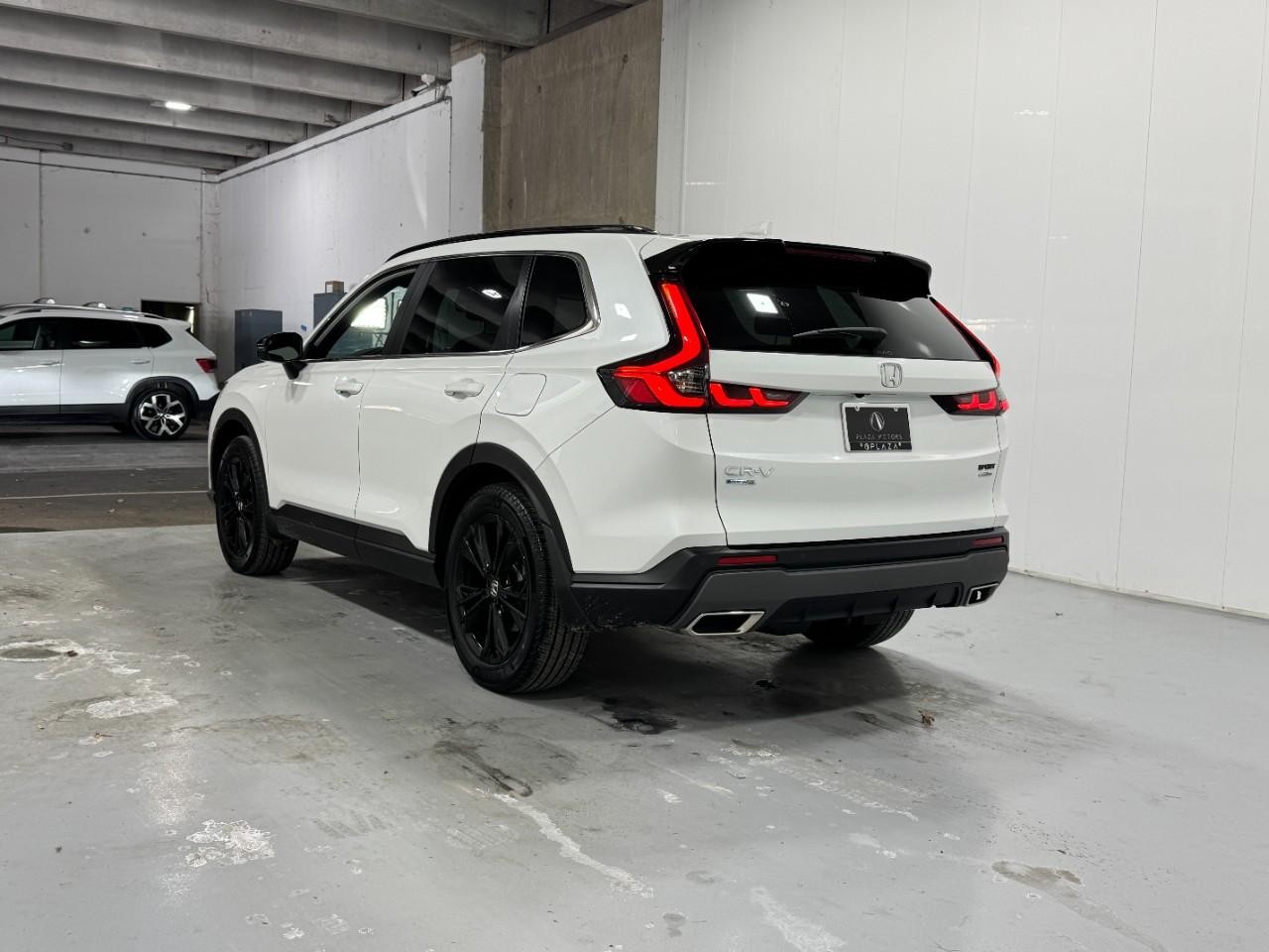 Honda CR-V Hybrid Vehicle Full-screen Gallery Image 3