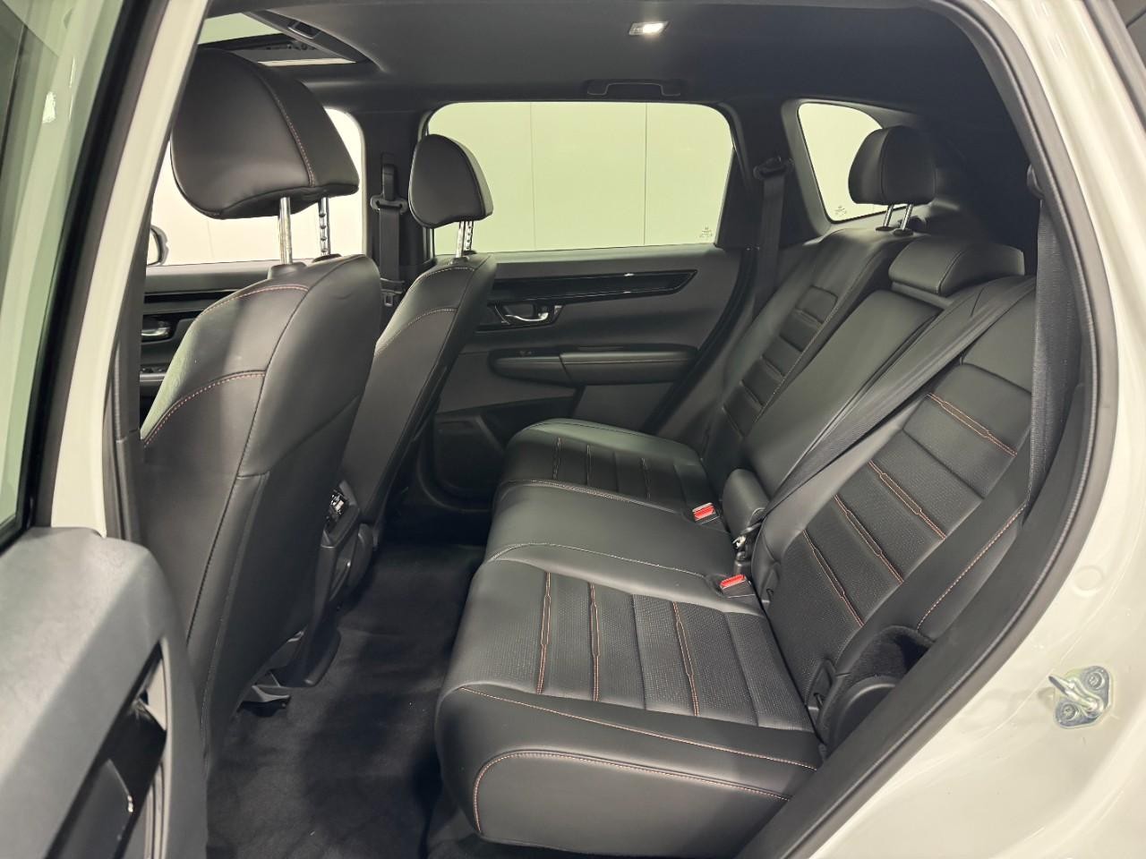 Honda CR-V Hybrid Vehicle Full-screen Gallery Image 8