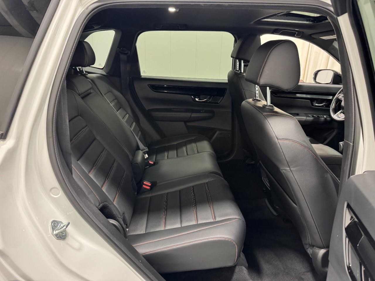 Honda CR-V Hybrid Vehicle Full-screen Gallery Image 10