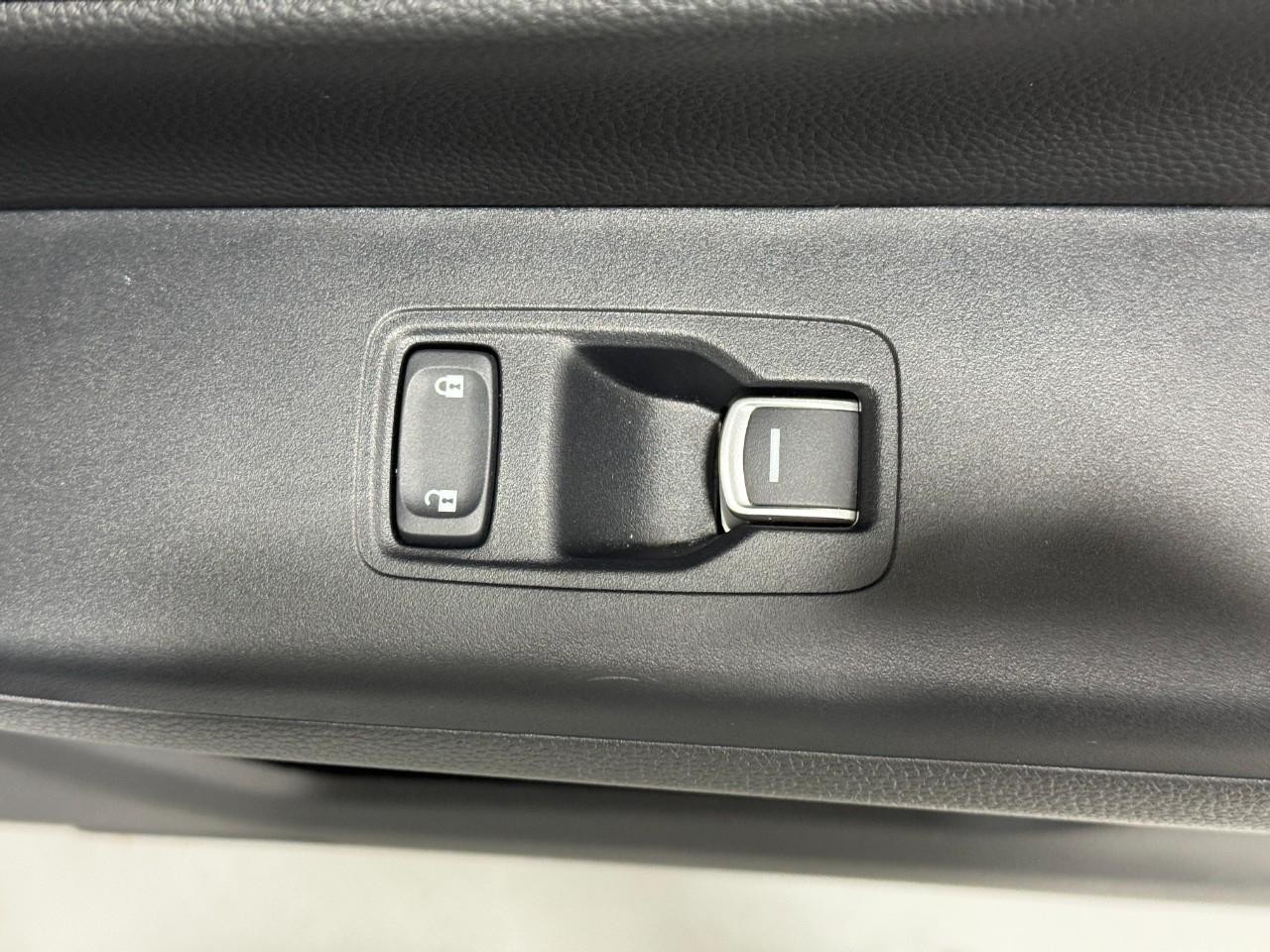 Honda CR-V Hybrid Vehicle Full-screen Gallery Image 22